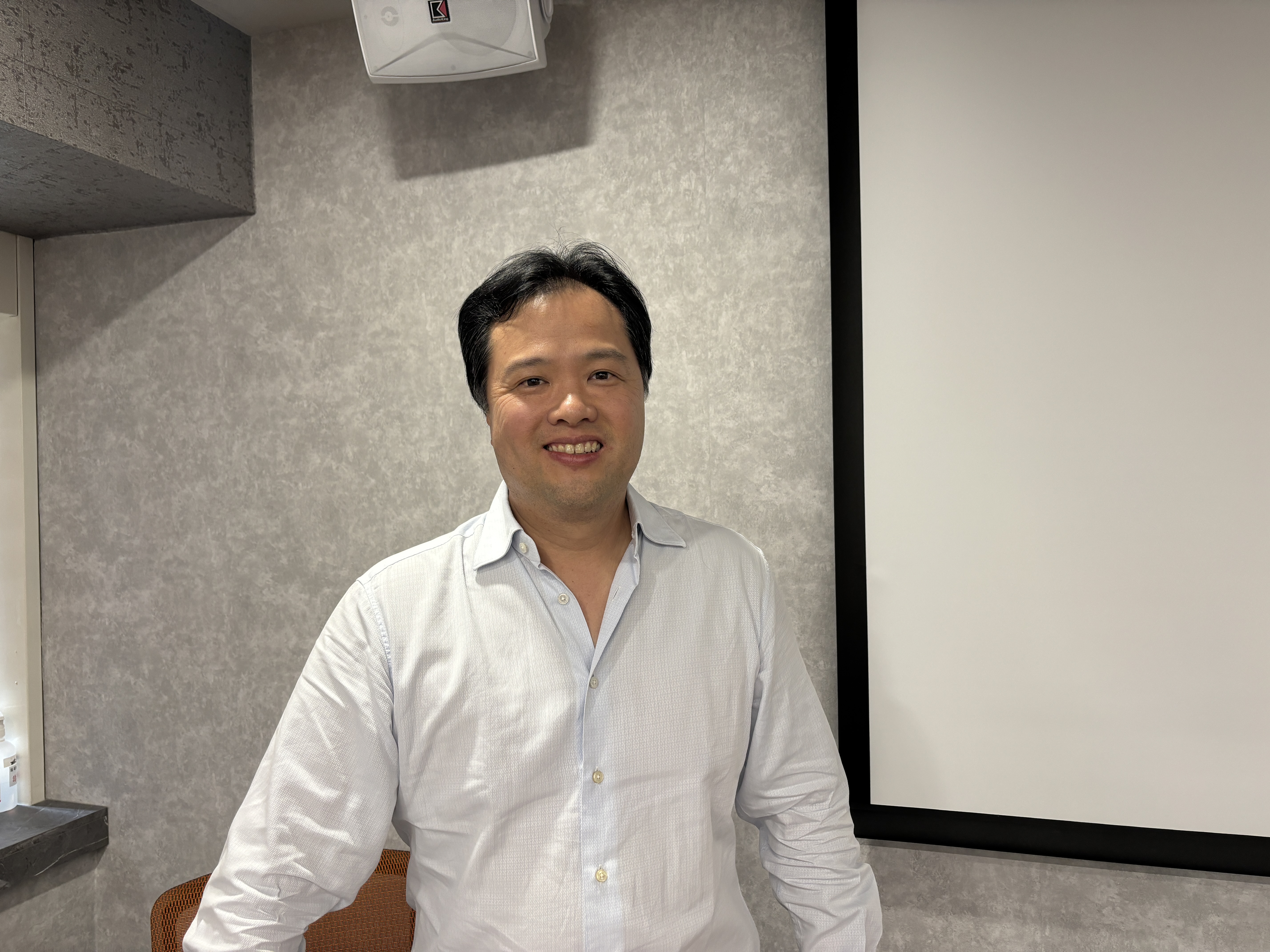 東哥遊艇董事長闕慶承指出，高營業淨利來自高回購率，回購率這麼高就是靠售後服務和口碑。