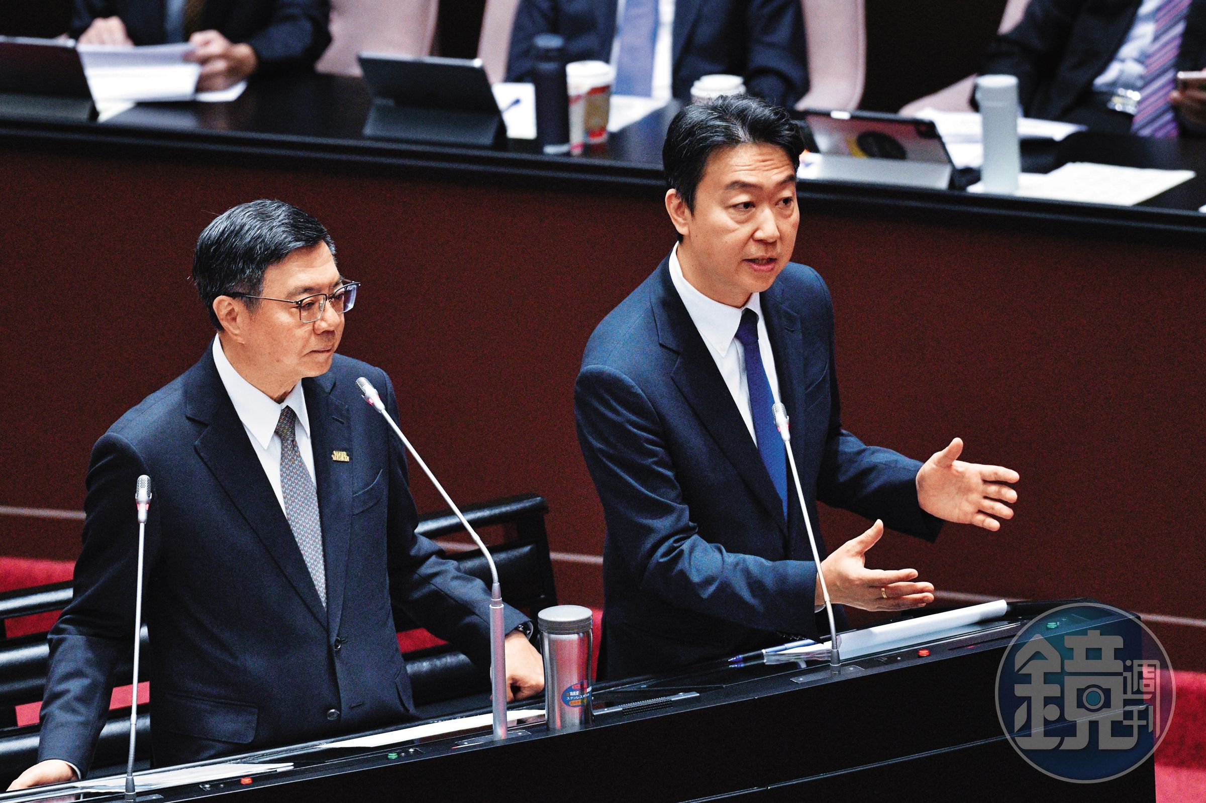 陳世凱(右)接掌交通部後,多次就交通建設、運輸政策及公共工程進度赴立法院備詢。左為行政院長卓榮泰。