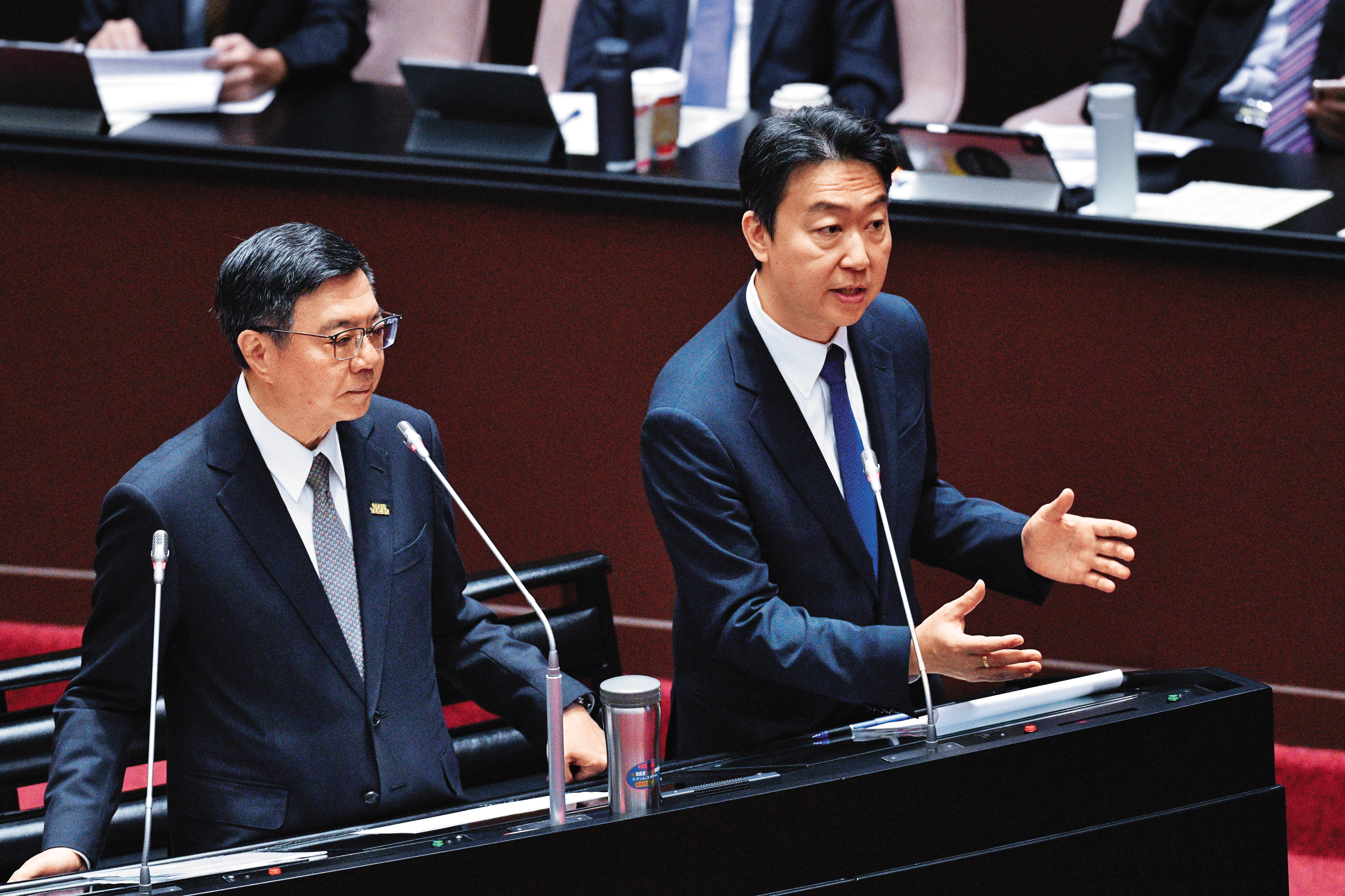 陳世凱(右)接掌交通部後,多次就交通建設、運輸政策及公共工程進度赴立法院備詢。左為行政院長卓榮泰。