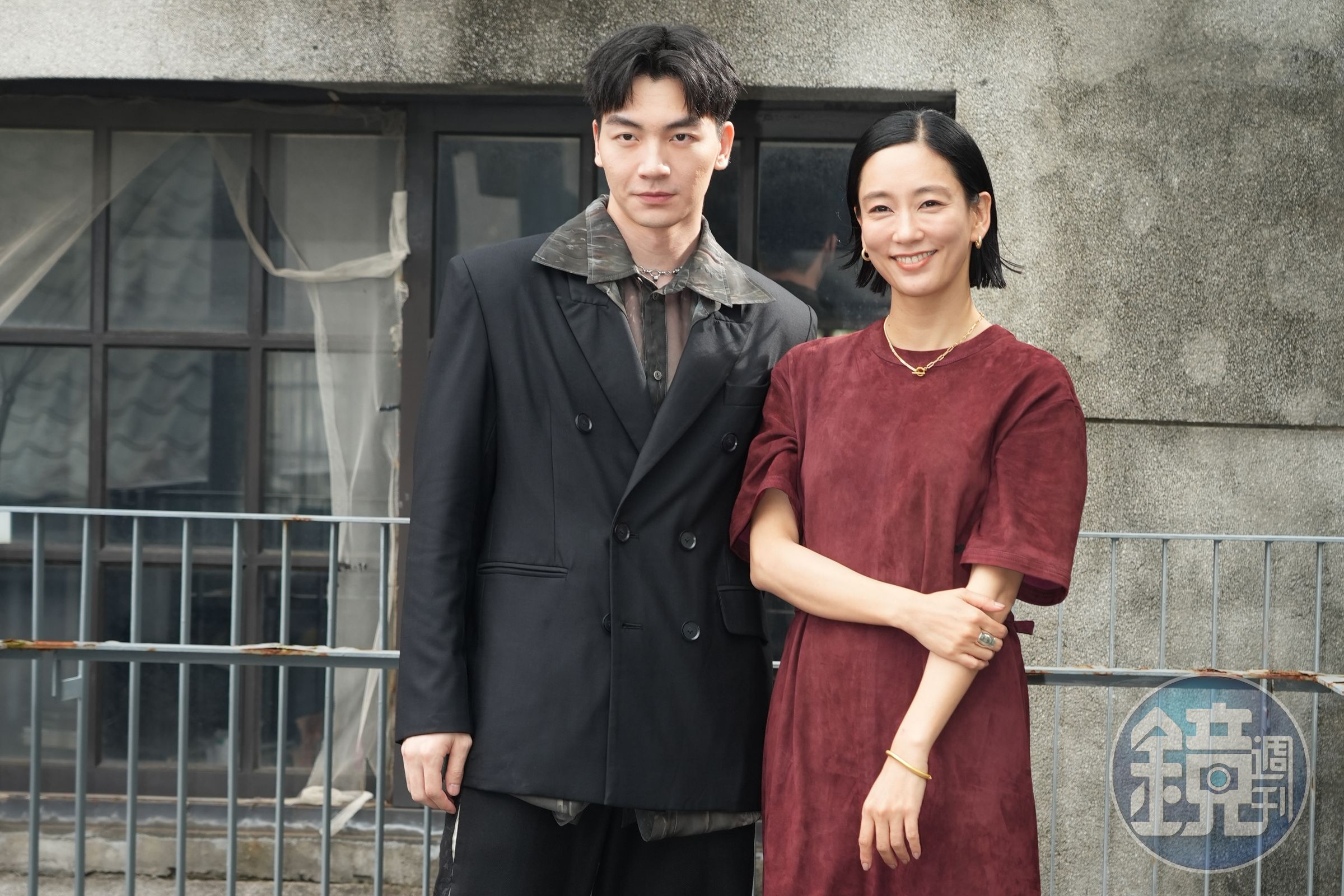 水川麻美（右）和張洛偍（左）有不少對手戲。