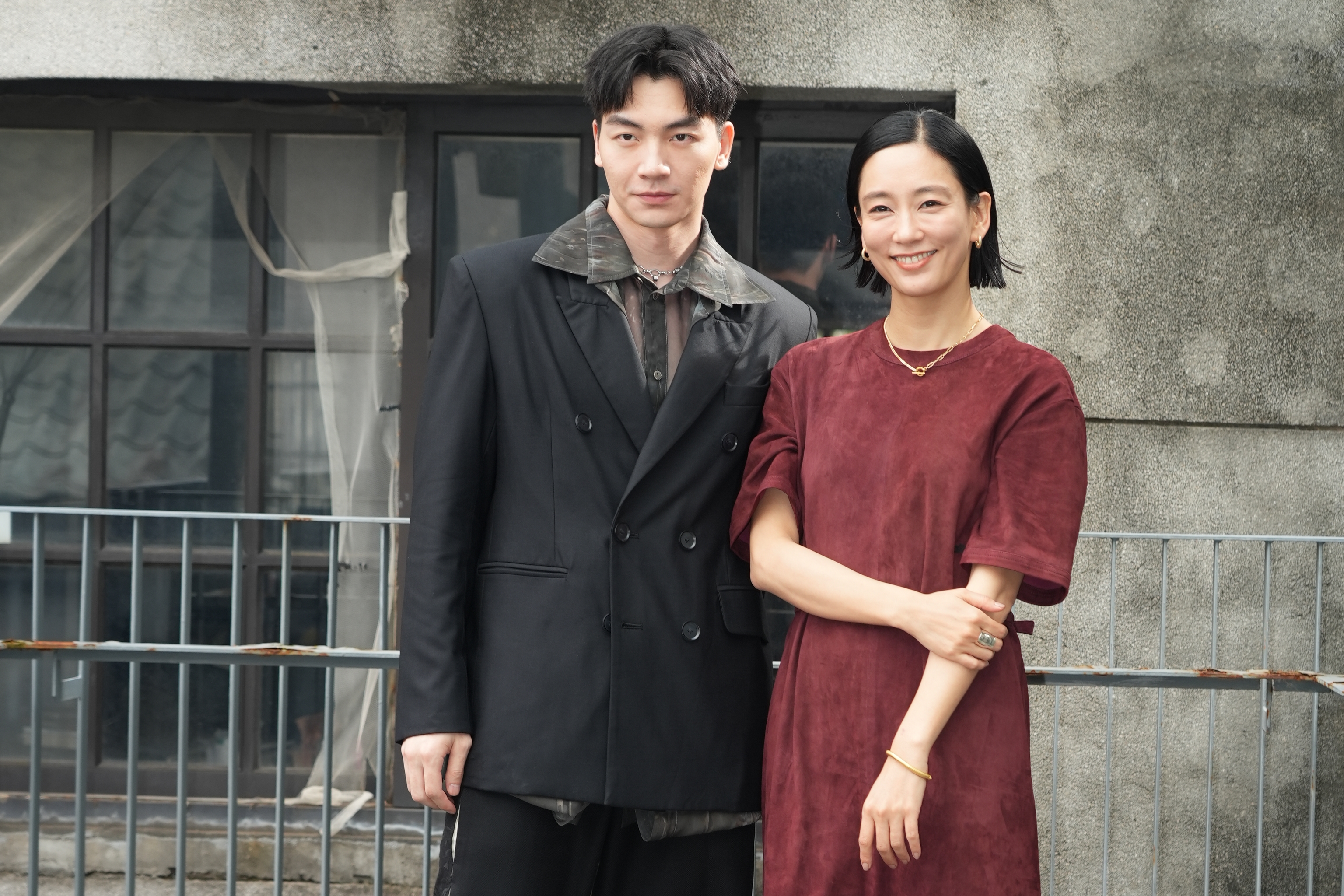 水川麻美（右）和張洛偍（左）有不少對手戲。