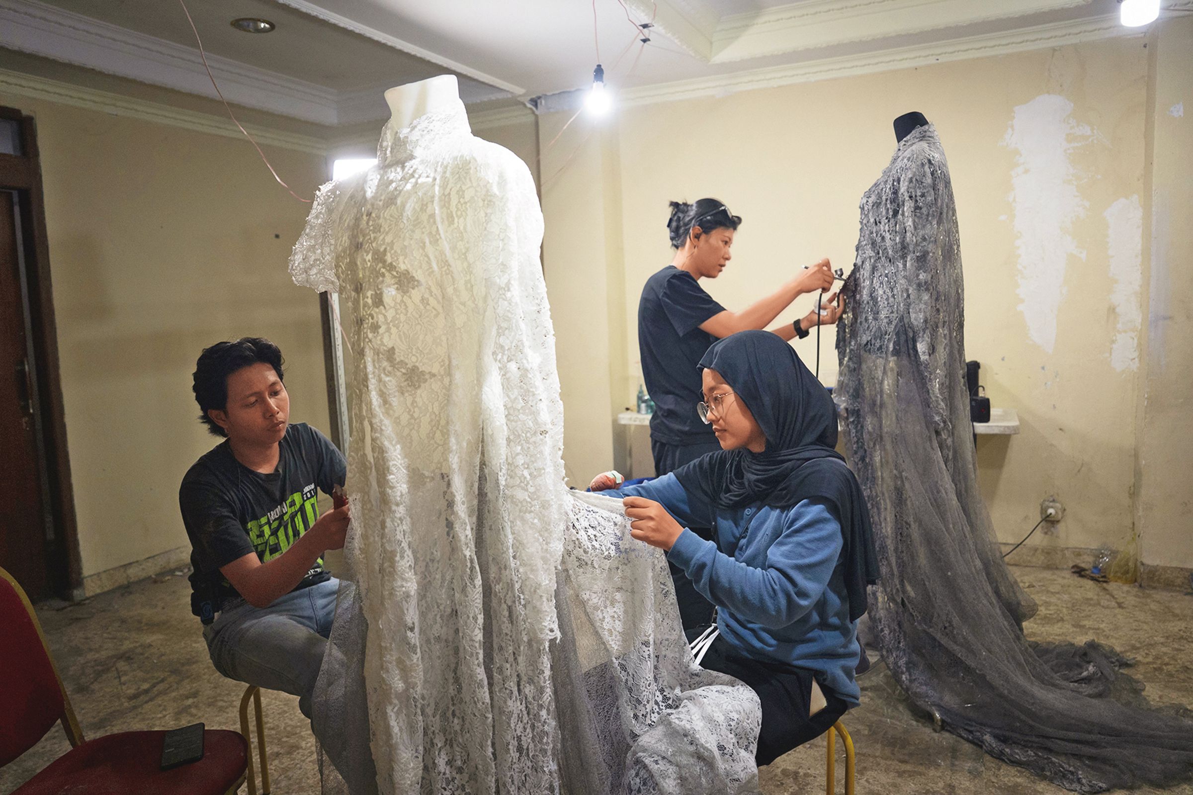 印尼服裝組成員參與各種戲服的製作。（華影提供）