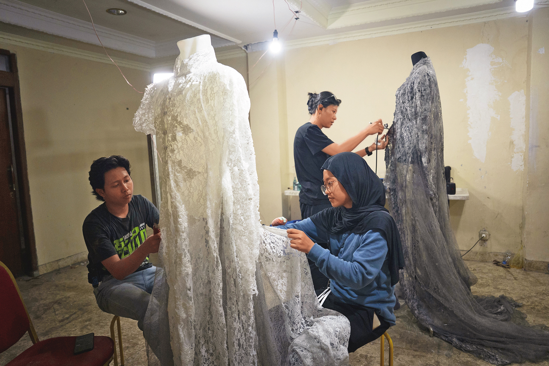 印尼服裝組成員參與各種戲服的製作。（華影提供）
