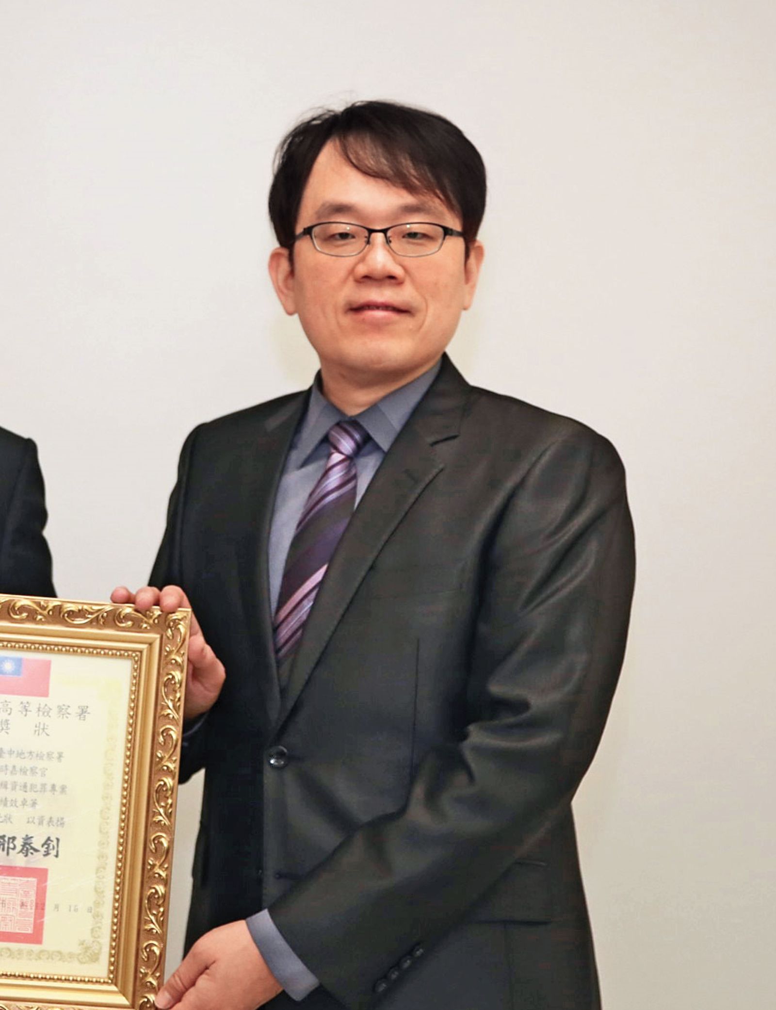 被指控的檢察官張時嘉,曾榮獲國際檢察官協會頒發特殊成就獎。(翻攝台中地檢署官網)