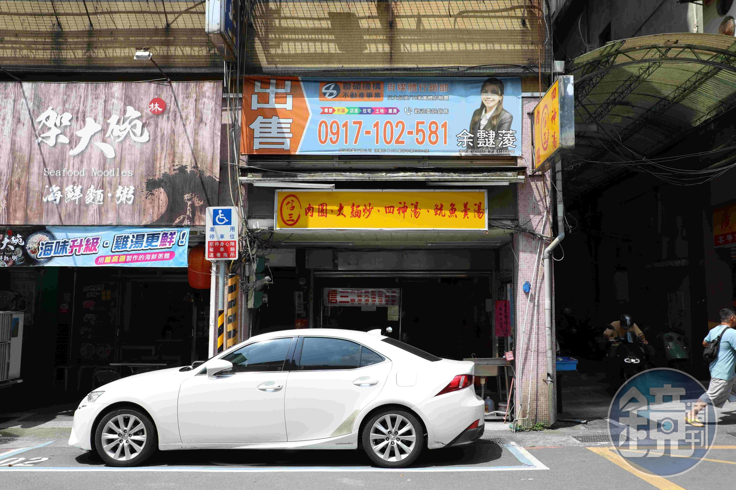 古早味米粉炒越來越少見，現在要到基隆信三路的「信三肉圓」才吃得到。