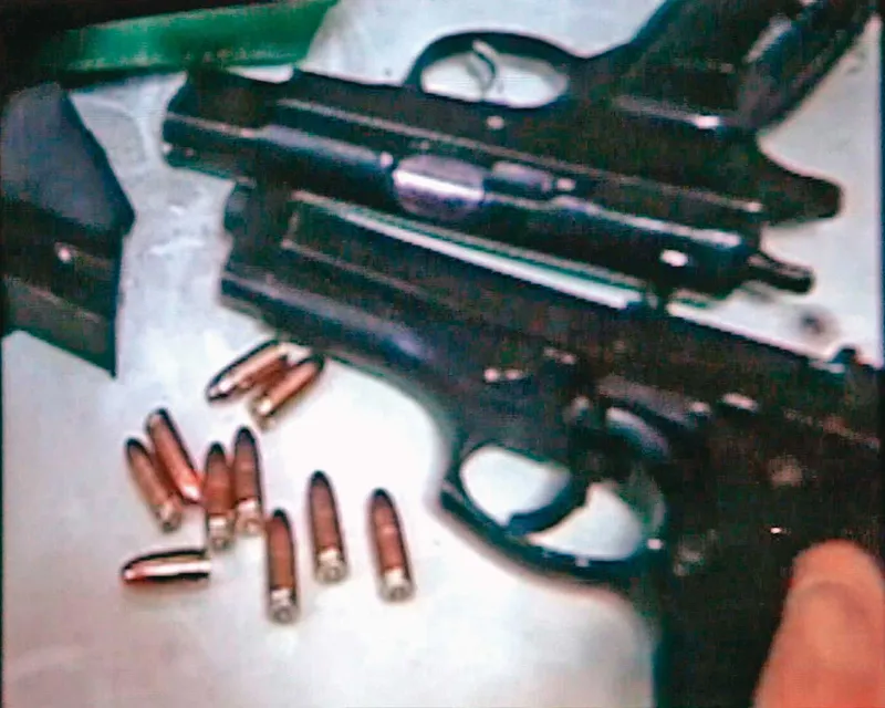 警方在華敏璽藏身處，搜出2把槍跟子彈。（東森新聞提供）
