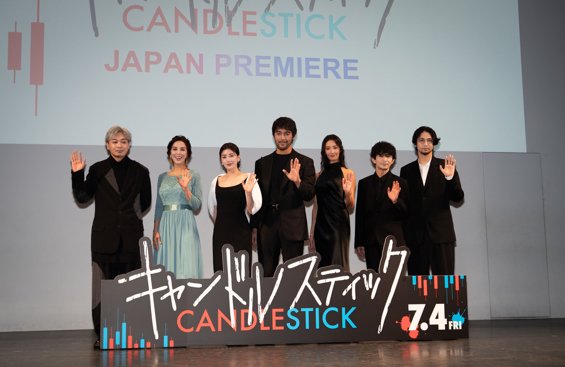 獨立電影《Candlestick》19日在日本舉辦發布會,左起Young Dais、Sahel Rose、薩赫勒·羅莎、賈靜雯、阿部寬、菜菜緒、津田健次郎、米倉強太導演。(日鹿株式会社 提供)