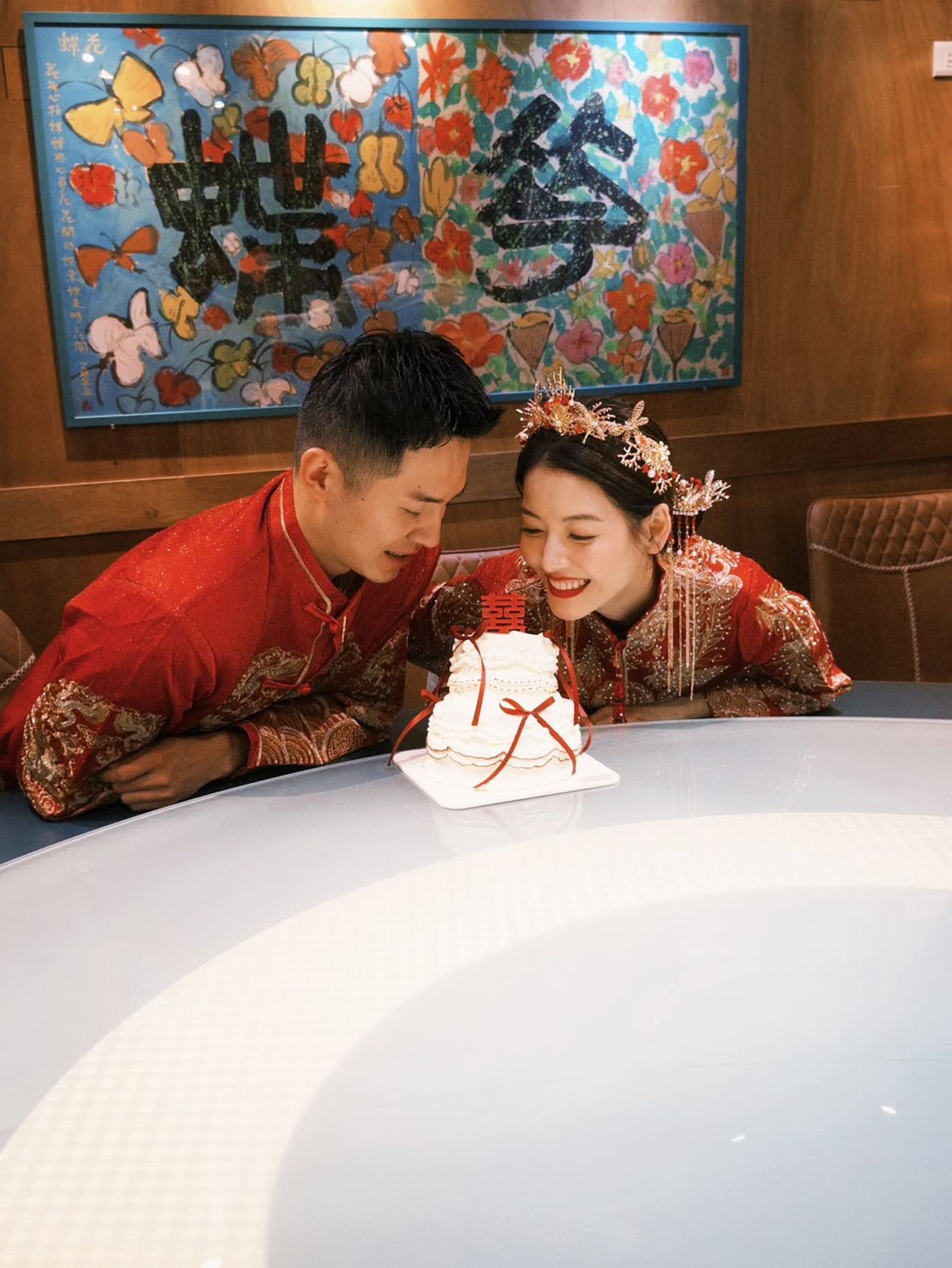 王樂妍和圈外人老公徐孟韜穿中式婚服十分典雅別緻。(翻攝臉書)