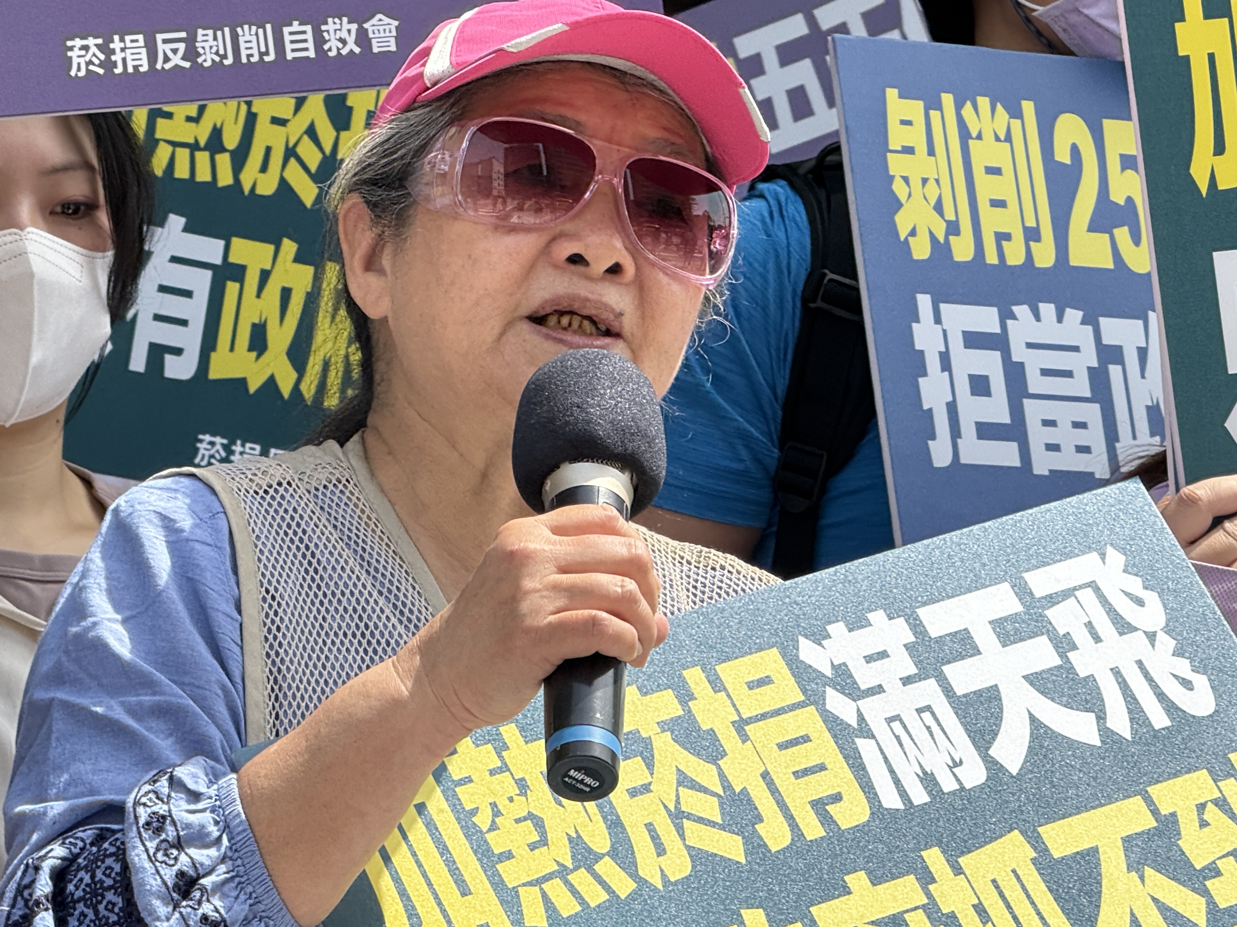 政府超徵稅還要漲菸捐,反剝削自救會成員嗆聲不滿當提款機。(菸捐反剝削自救會提供)