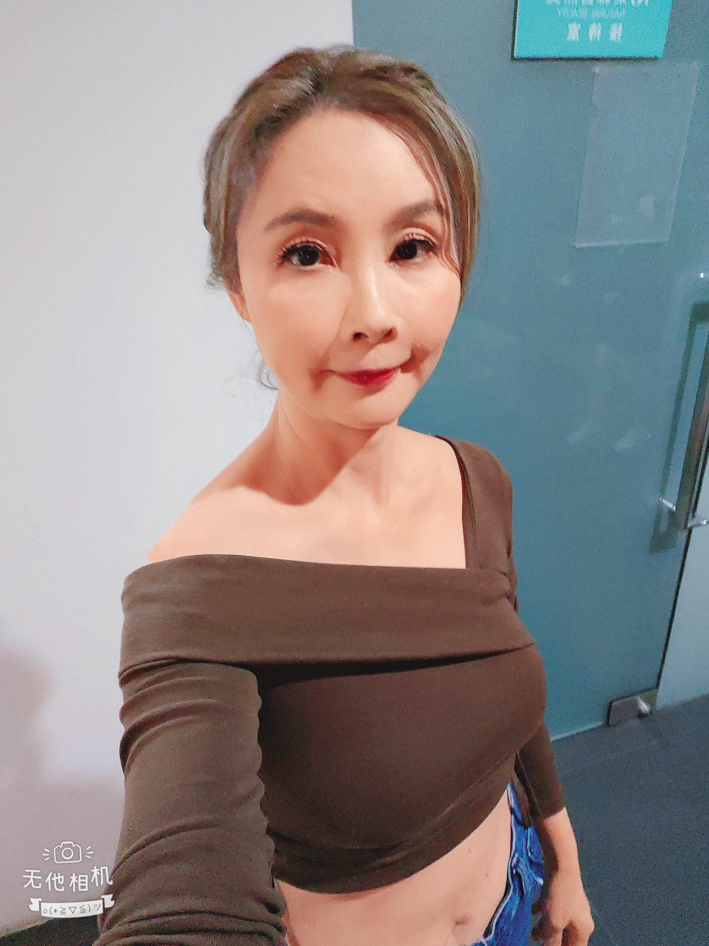 要比修圖修到連爸媽認不出,這賽道許聖梅不讓!我給…ㄐ級分,驚驚的ㄐ。(撫胸)(翻攝自許聖梅IG)