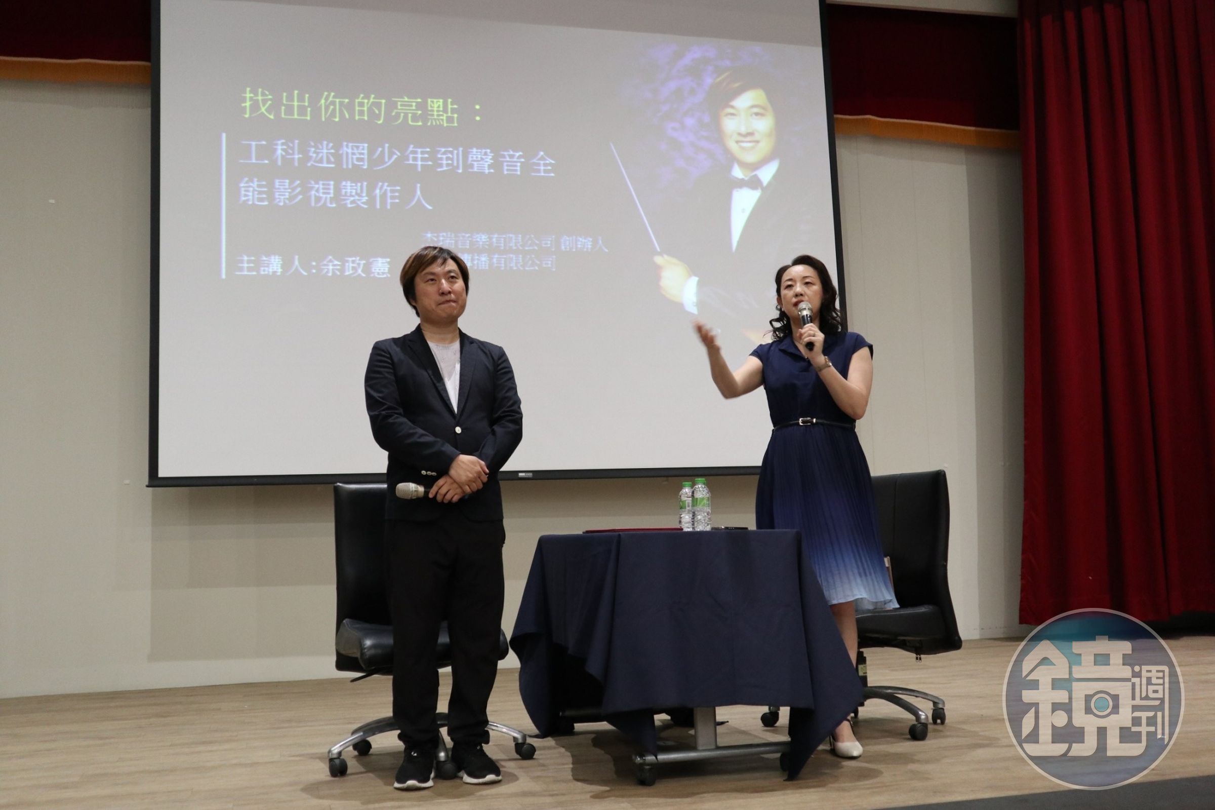 金鐘影視得主余政憲應邀前往岡山農工與學子座談，在活動引言人馬菁妍陪同下，分享職涯歷程。（讀者提供）