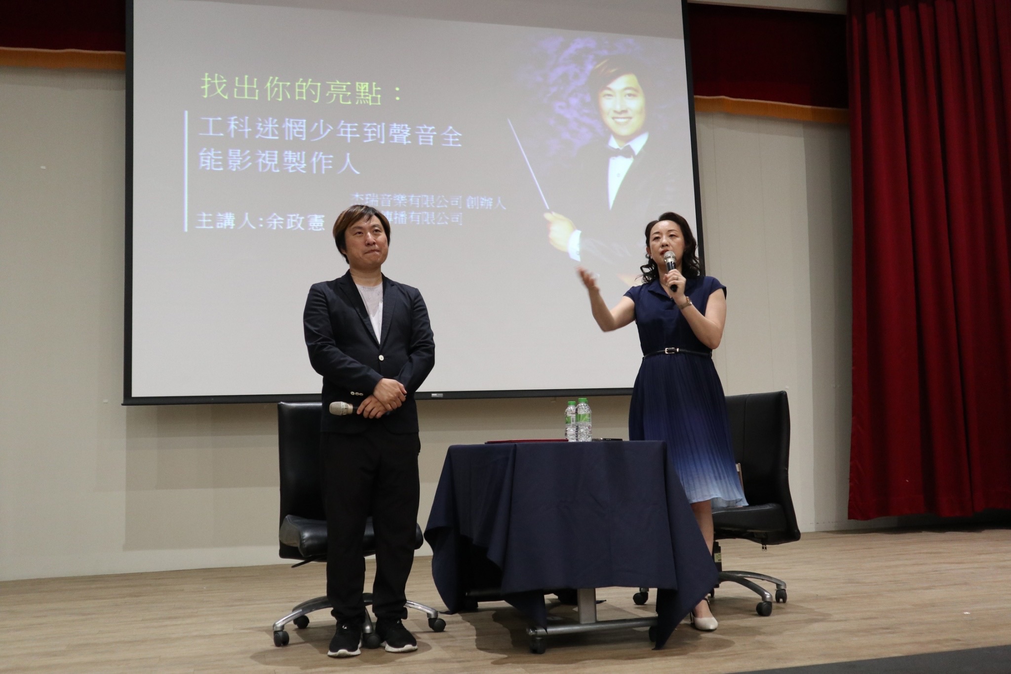 金鐘影視得主余政憲應邀前往岡山農工與學子座談,在活動引言人馬菁妍陪同下,分享職涯歷程。(讀者提供)