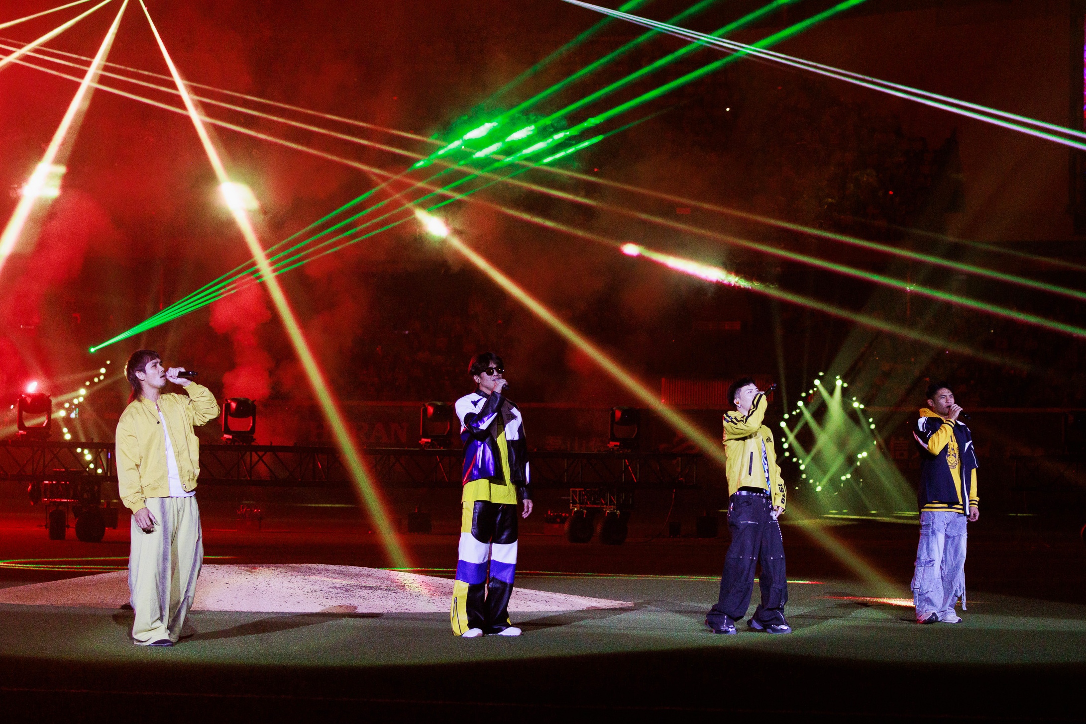 蕭秉治與中信兄弟球員王威晨、張志豪、岳東華共同合唱中信兄弟2025年度主題曲〈進化 B EVOLUTION〉。（相信音樂提供）