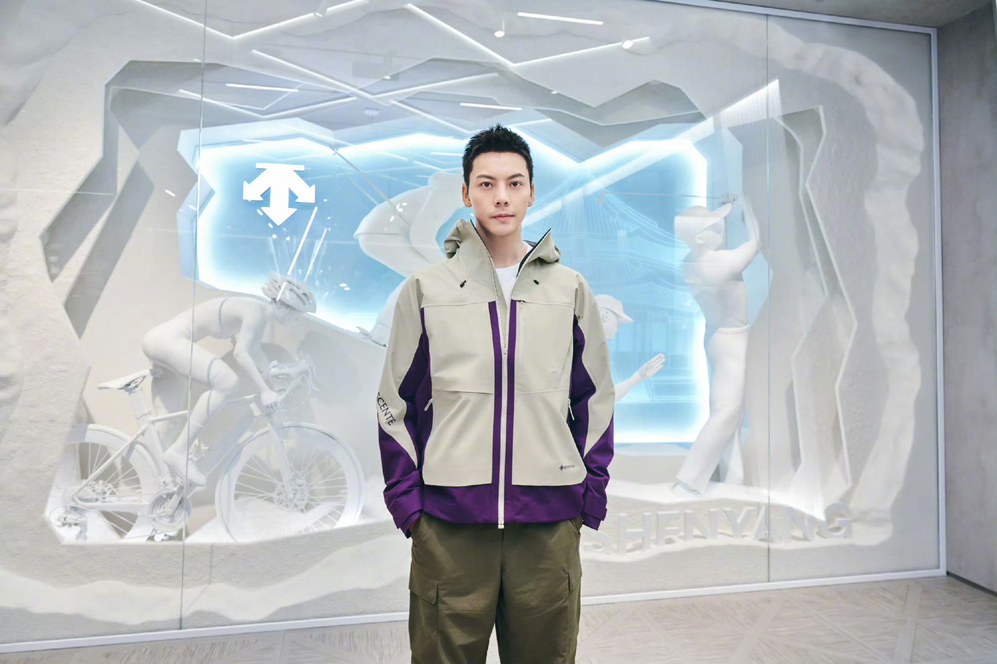 陳偉霆家族經營遠洋航業及名牌服飾代工，但對富二代身份很低調。（翻攝自陳偉霆臉書）