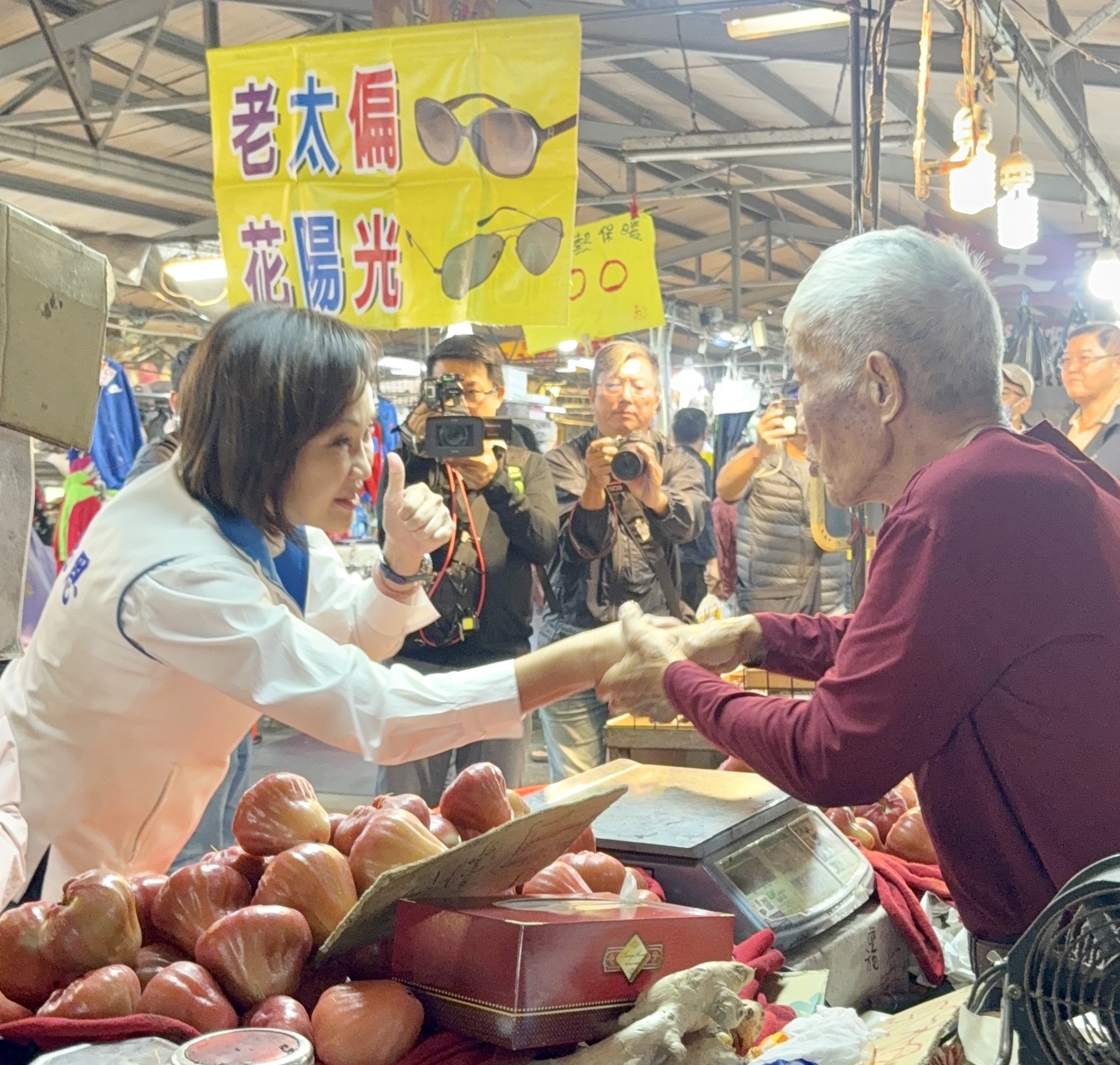 柯志恩勤跑基層、強化與民眾互動,選情一路追近,與賴瑞隆差距已開出「PK盤」。