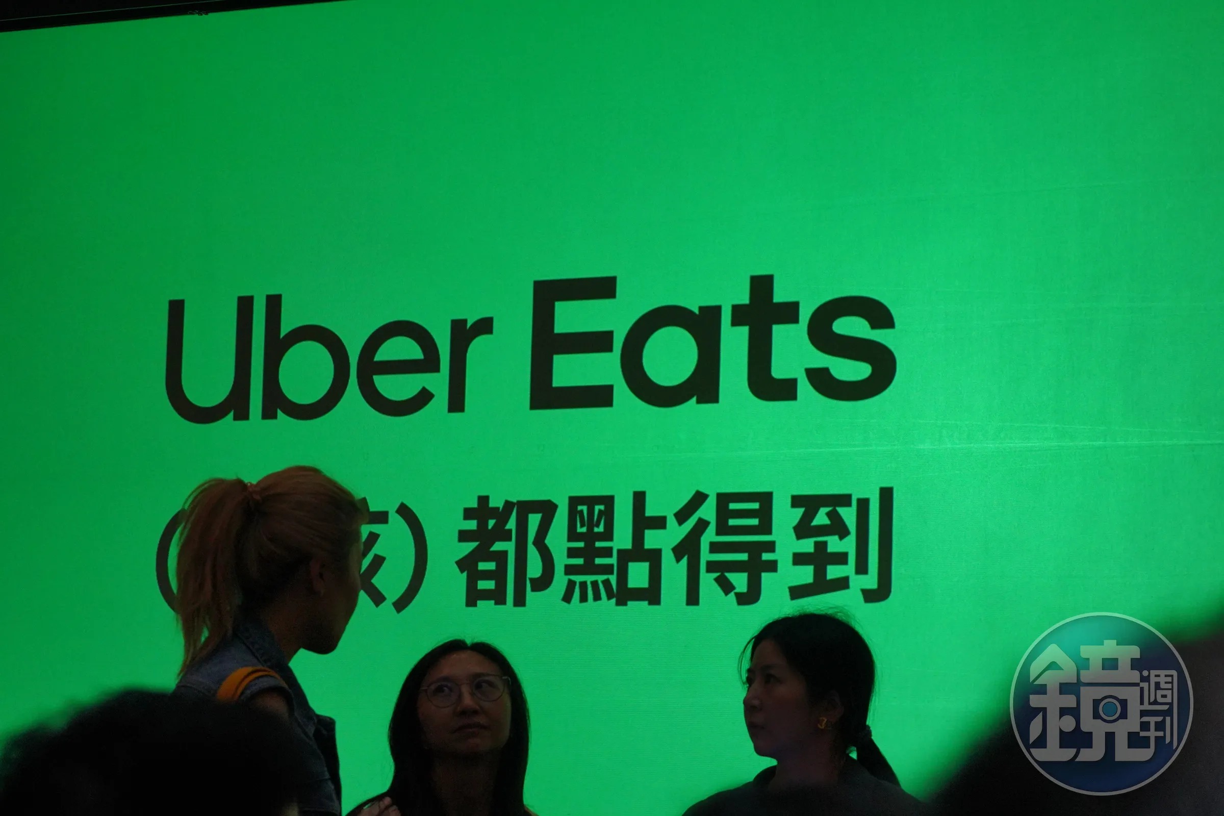 Uber Eats今（2）日向商家發出「美食與生鮮雜貨外送商家服務費用調整通知」。
