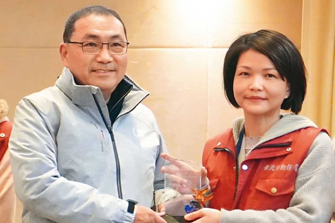 新北市動保處廠商爆出虐貓、霸凌等爭議，處長楊淑方（右）被指控護航包庇。左為新北市長侯友宜。（翻攝新北市動保處官網）