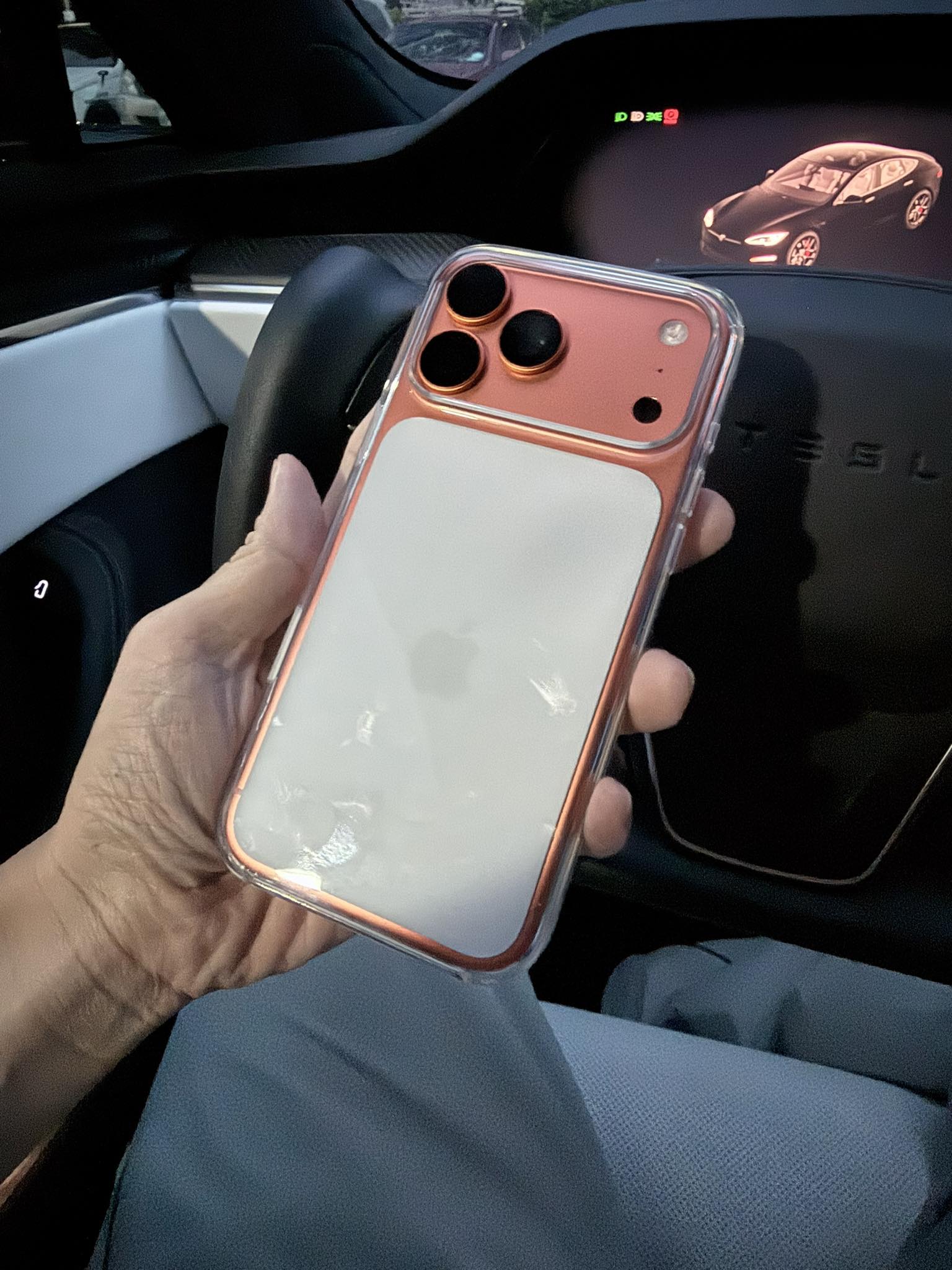 Joeman曬出iPhone 17 Pro宇宙橙色實機畫面,並套上原廠MagSafe透明保護殼的樣子,直呼「看久了會習慣吧~應該啦!」(翻攝自Joeman臉書)