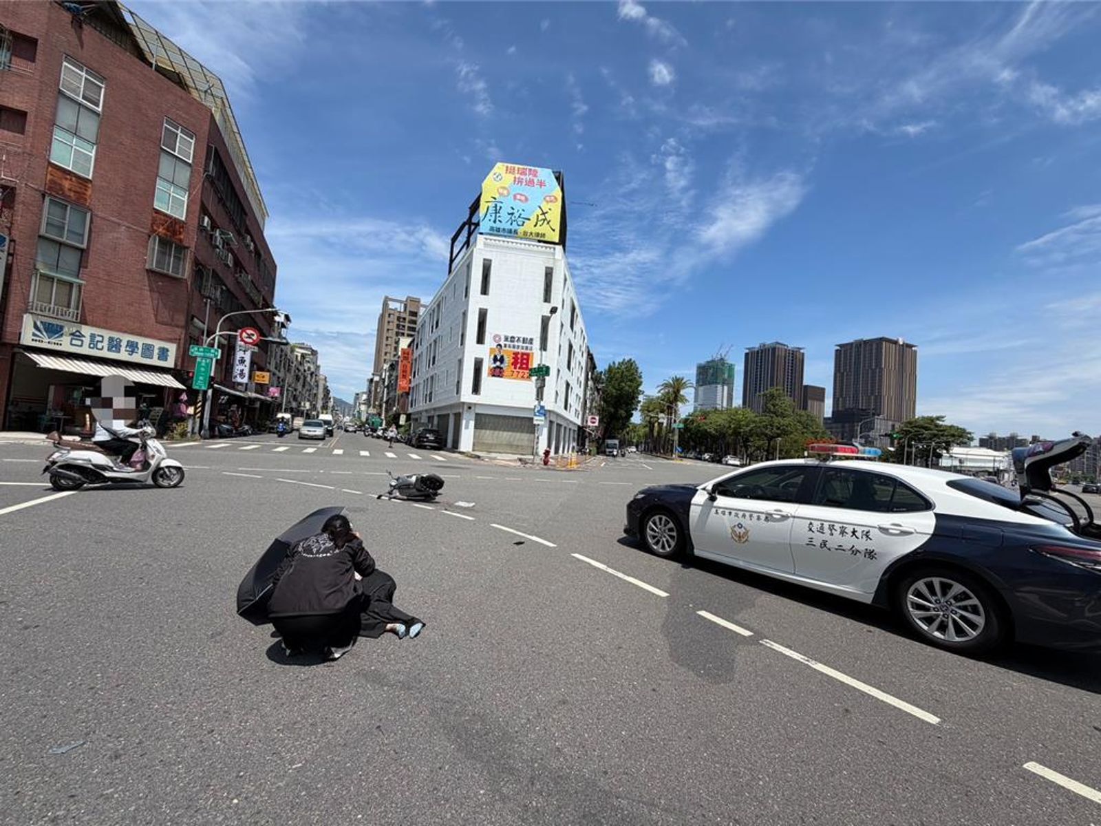 專責交通卻違規!高雄女警開警車左轉「沒禮讓」 撞倒直行騎士下場慘了