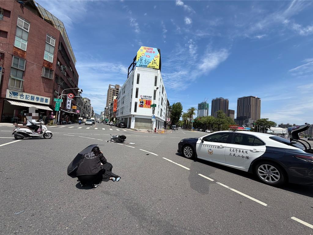 高雄三民二分局交通隊林姓女警，今日駕駛警車在轄區違規左轉撞倒機車，造成謝姓女騎士手腳擦挫傷，女警將面臨罰單和行政懲處。（翻攝畫面）