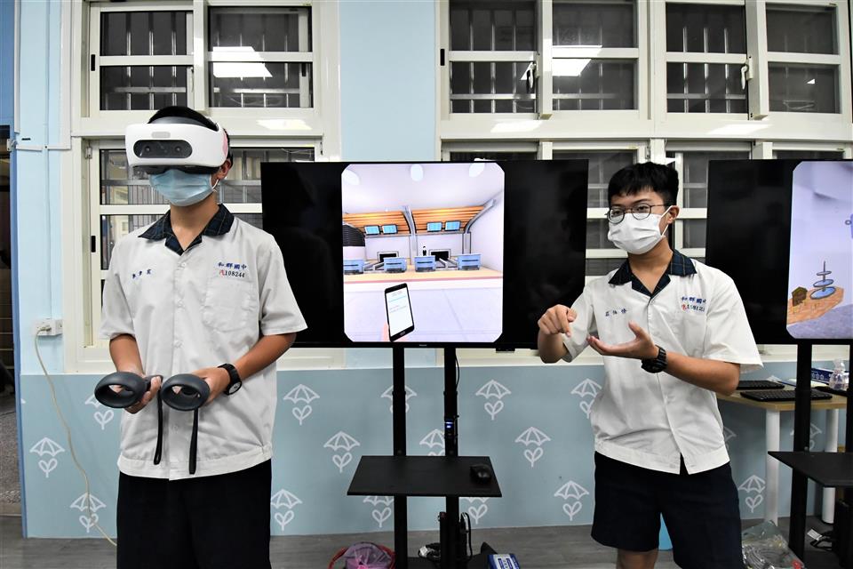 和群國中的英語AI中心內，設有智慧教室VR虛擬實境英語學習系統。
