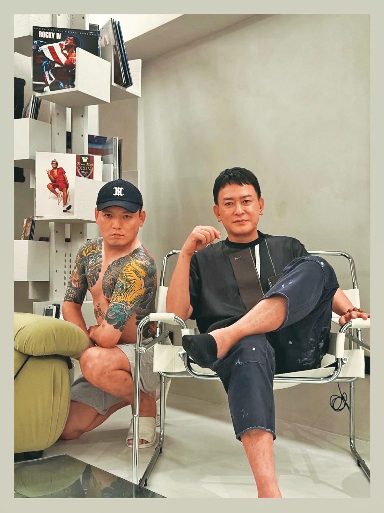 在宣傳電影《角頭&mdash;鬥陣欸》時，王識賢（右）於表演後去春風（左）家作客，兩人合照引發「夢幻聯動」熱潮。（翻攝自春風IG）