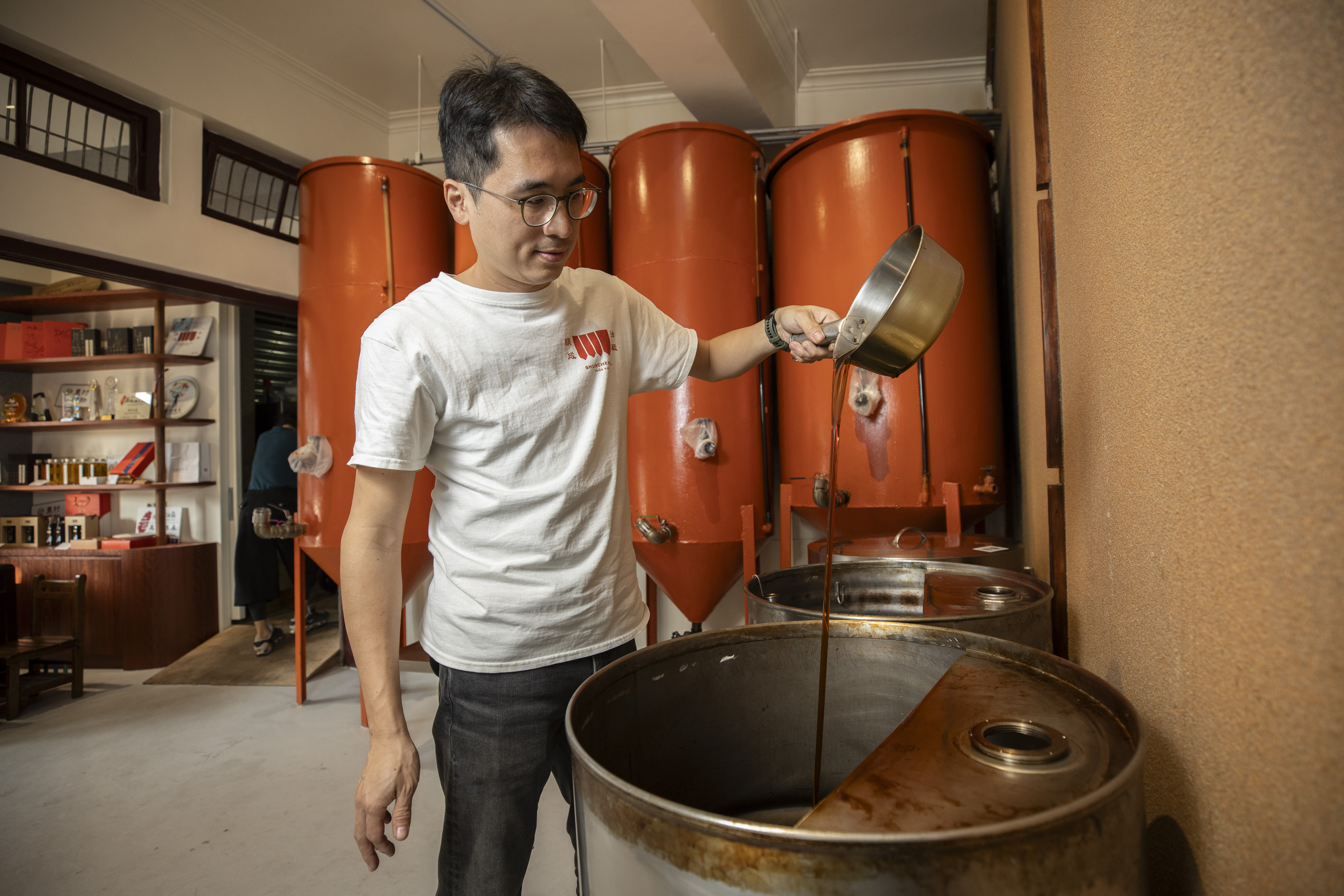 第三代王偉盛返家接手父親的麻油廠，改善設備也帶進行銷觀念，讓老廠從沒沒無名成為雲林知名伴手禮之一。