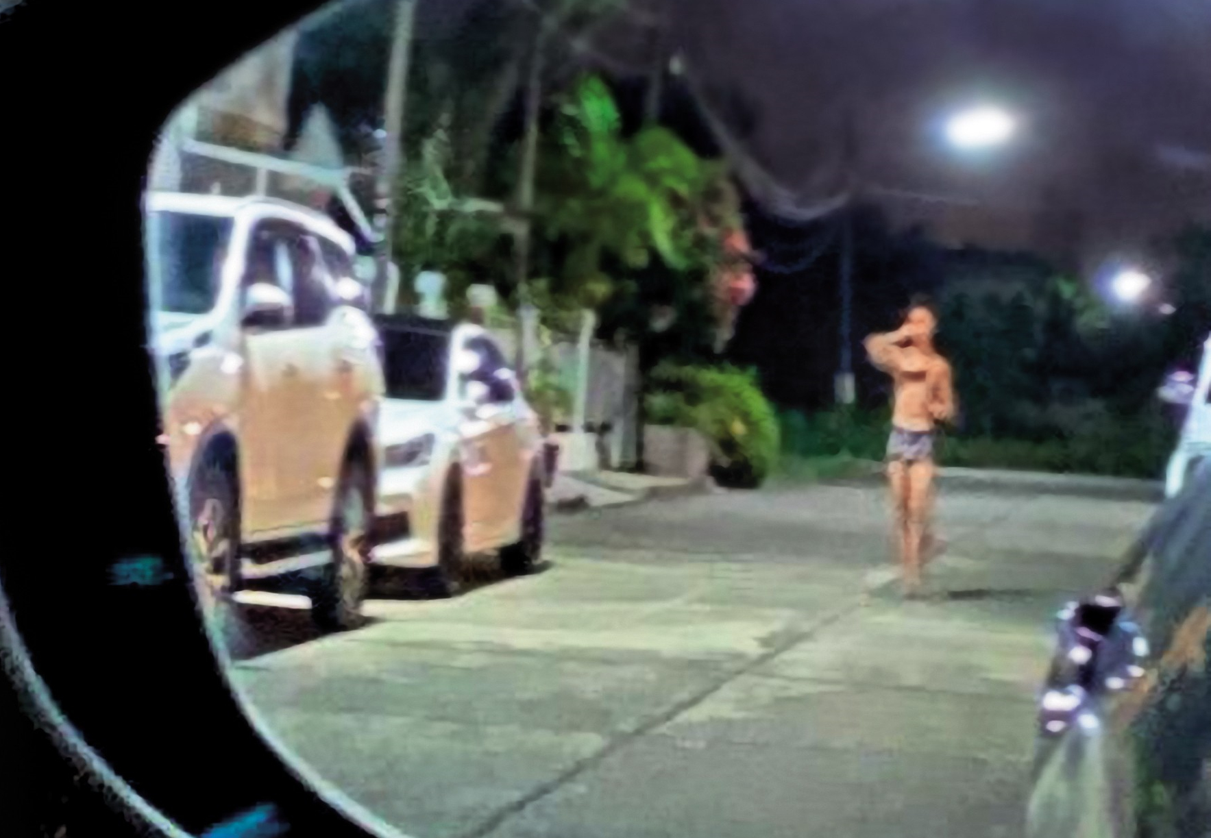 孫安佐曾多次上演只穿一件內褲在街頭閒晃的走鐘行徑。（讀者提供）