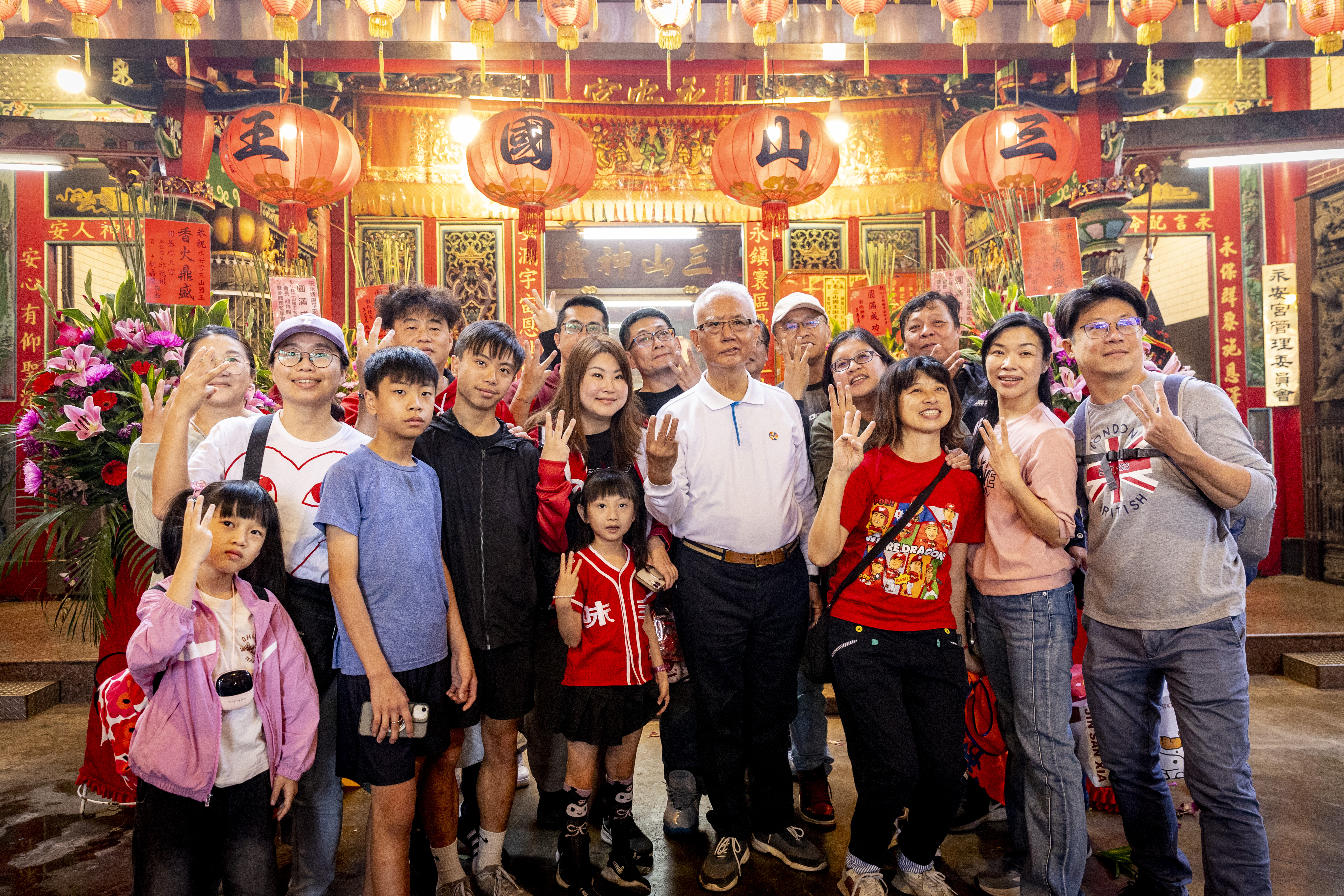 頂新和德文教基金會創辦人魏應充(前排右四)積極推動謝平安活動，凝聚地方情感。