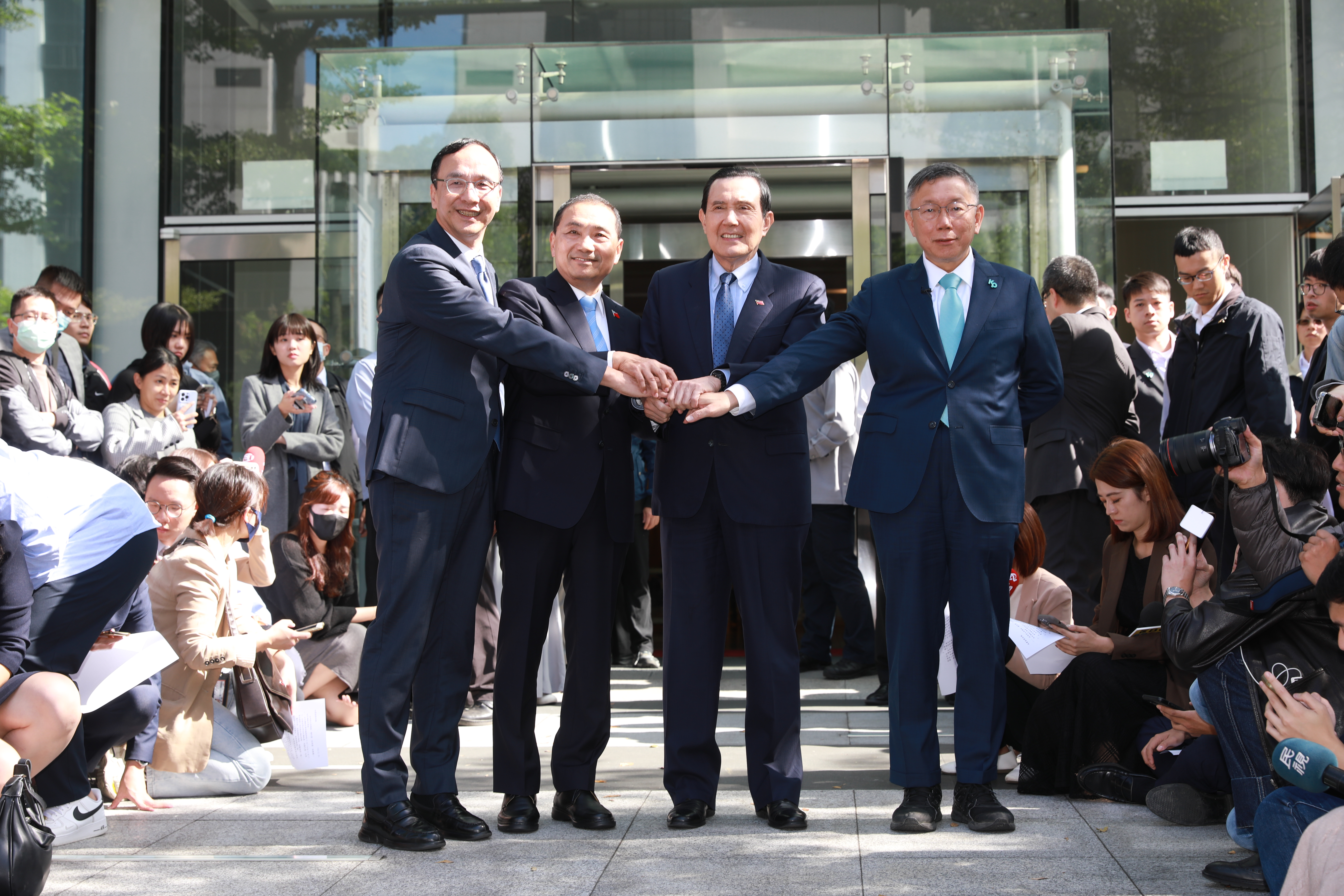 藍白政黨協商15日達成6點共識，國民黨總統參選人侯友宜（左2）嗆「賴蕭配」的兩岸政策看起來就只有喝珍珠奶茶。（本刊資料照）