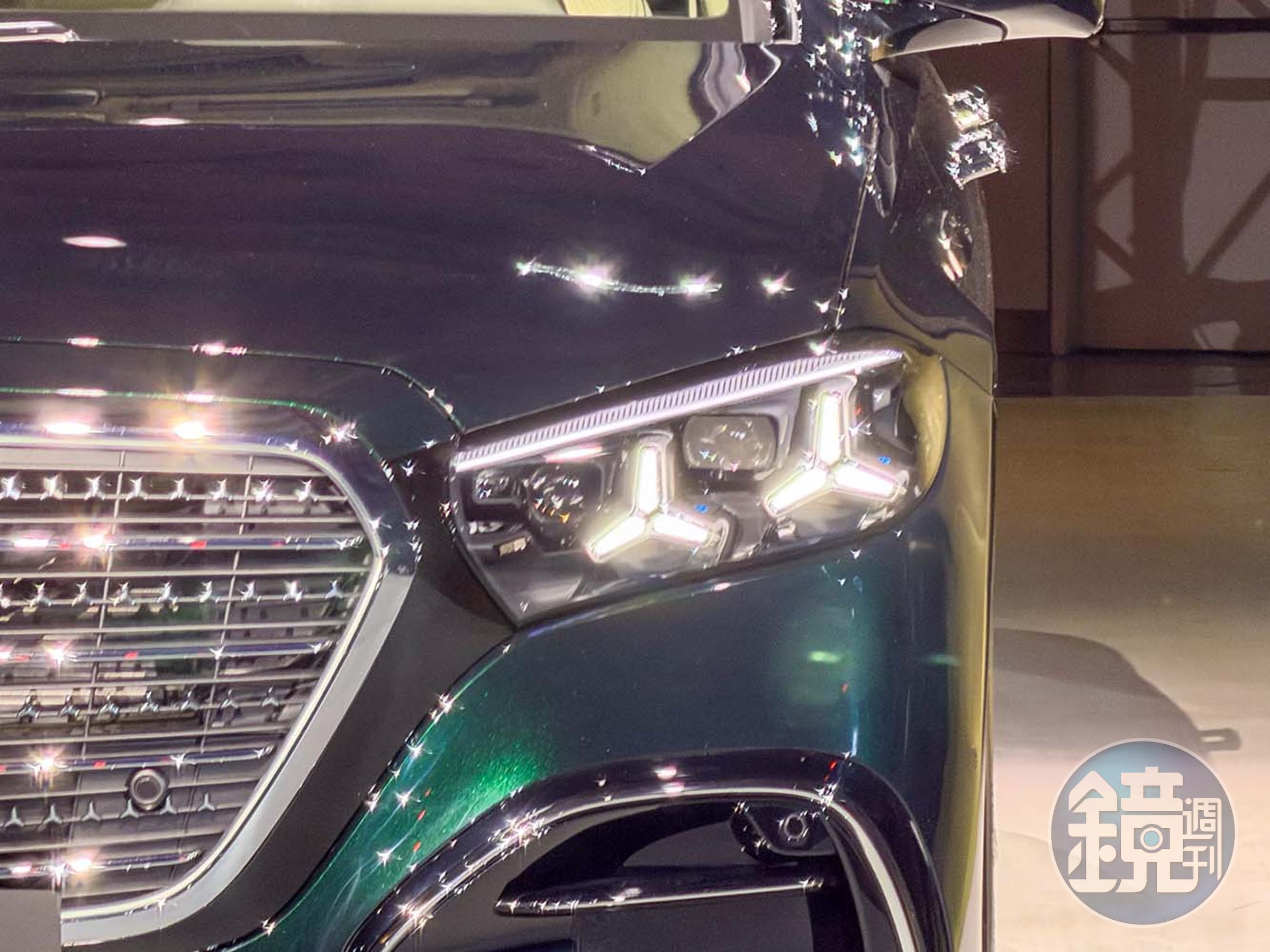 車頭新世代 DIGITAL LIGHT 多光束智慧型數位頭燈則採用 micro-LED 技術與新一代高效能晶片，使高解析照明範圍較前代增加約 40%。