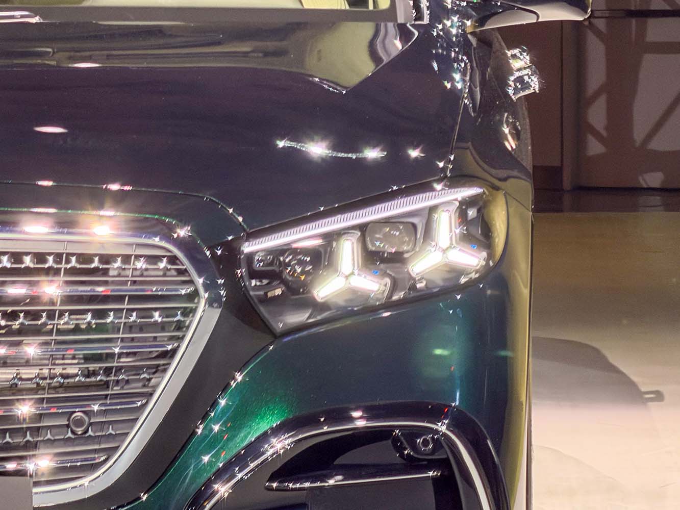 車頭新世代 DIGITAL LIGHT 多光束智慧型數位頭燈則採用 micro-LED 技術與新一代高效能晶片，使高解析照明範圍較前代增加約 40%。