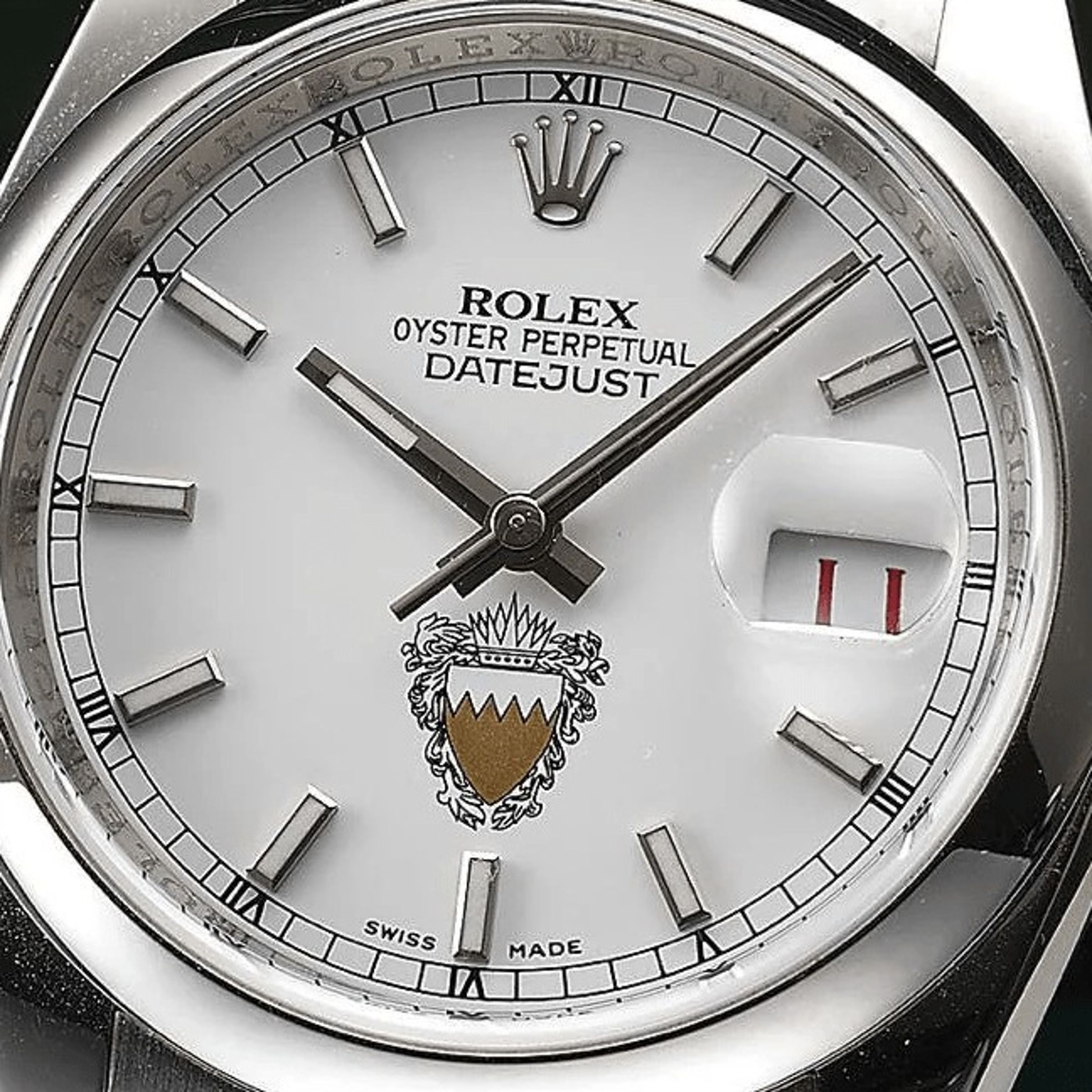 錶盤上印有巴林國王徽章的ROLEX Datejust 116200，年代約2008，應該是最後一批中東面勞力士之一。圖片來源：WatchBase.com。