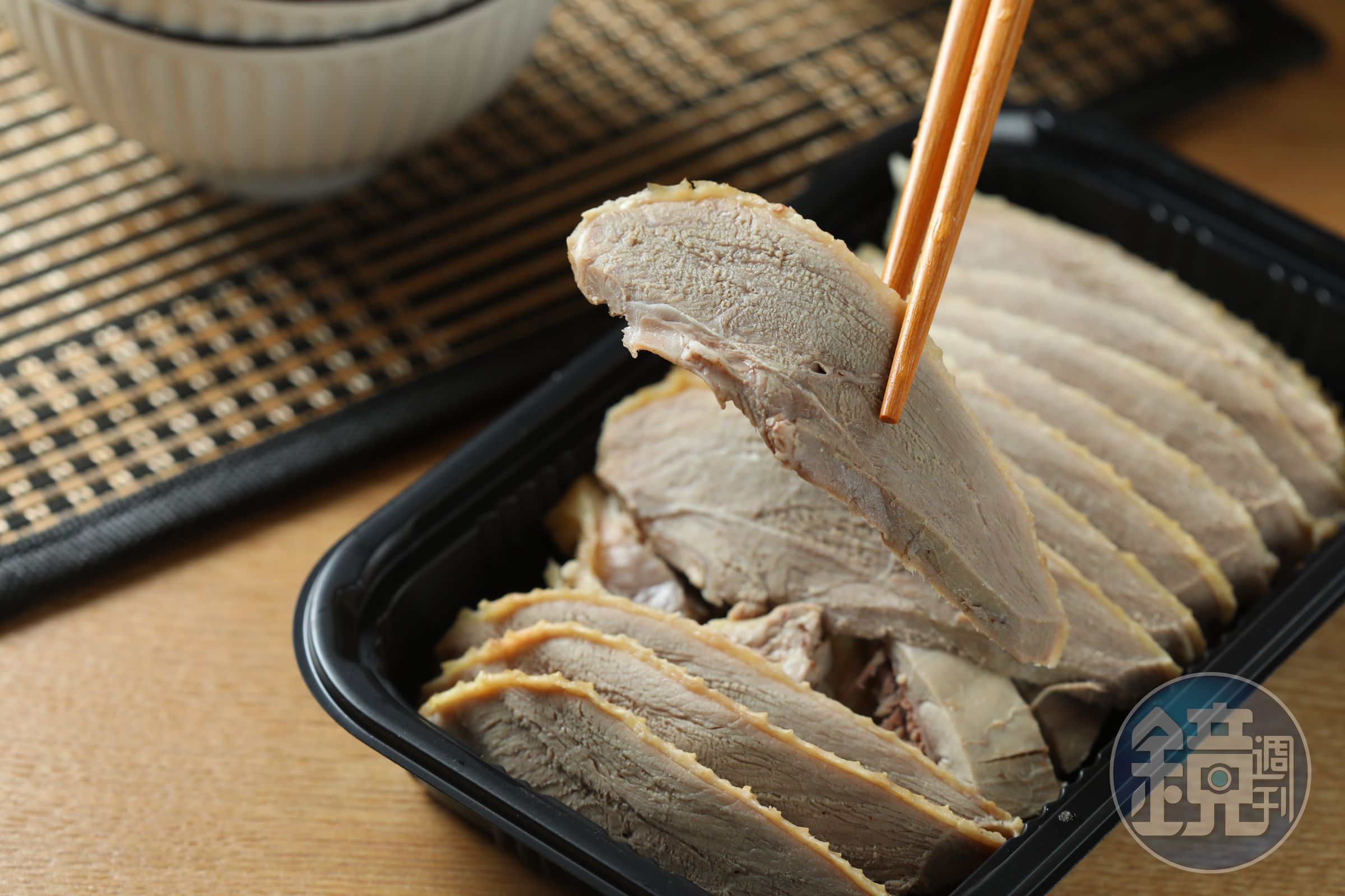 我喜歡切「鹹水鴨」的胸肉，整齊排列在盒子裡，像拉開的褐紫色翅膀羽毛。（280元／1/4隻）