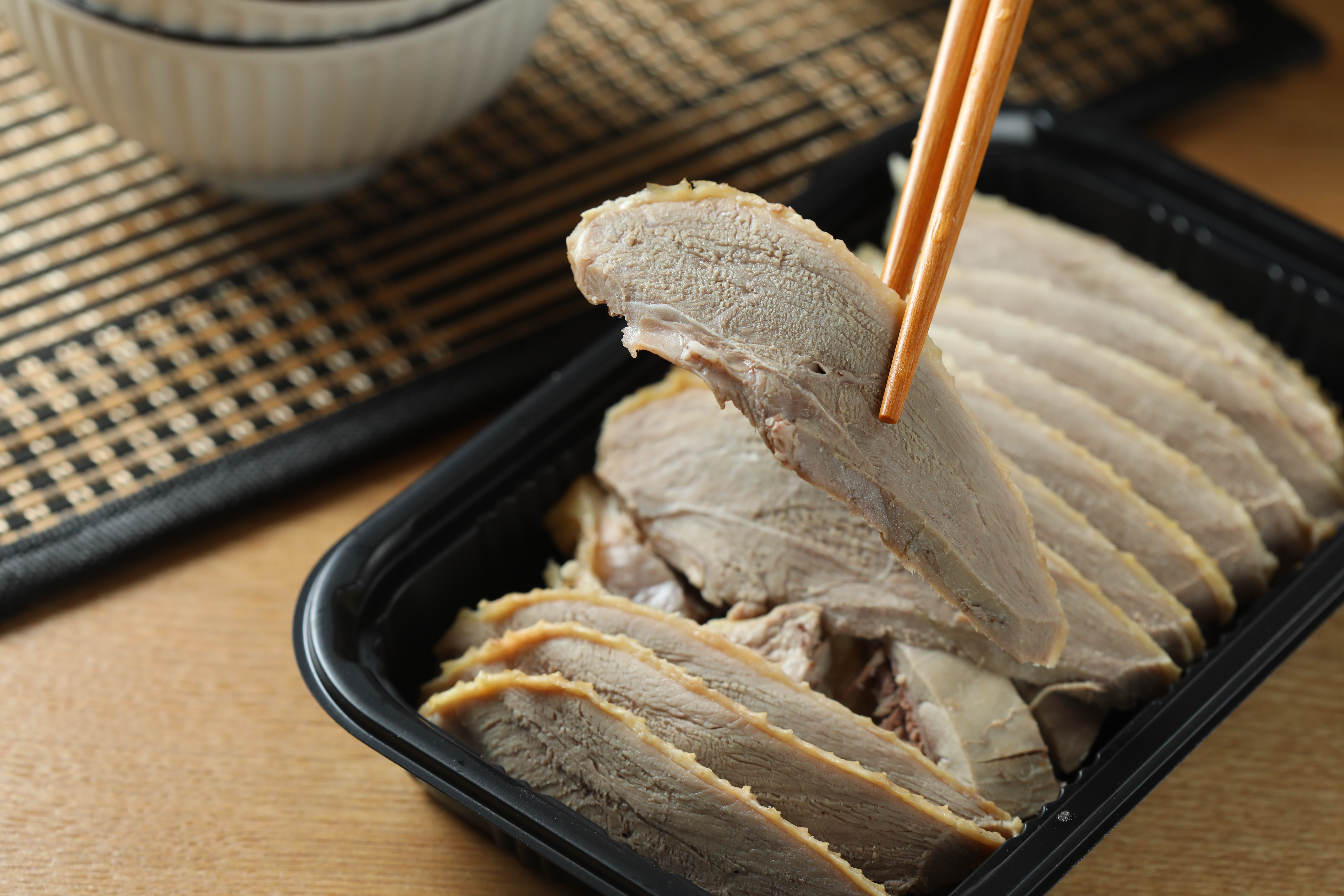 我喜歡切「鹹水鴨」的胸肉,整齊排列在盒子裡,像拉開的褐紫色翅膀羽毛。(280元/1/4隻)