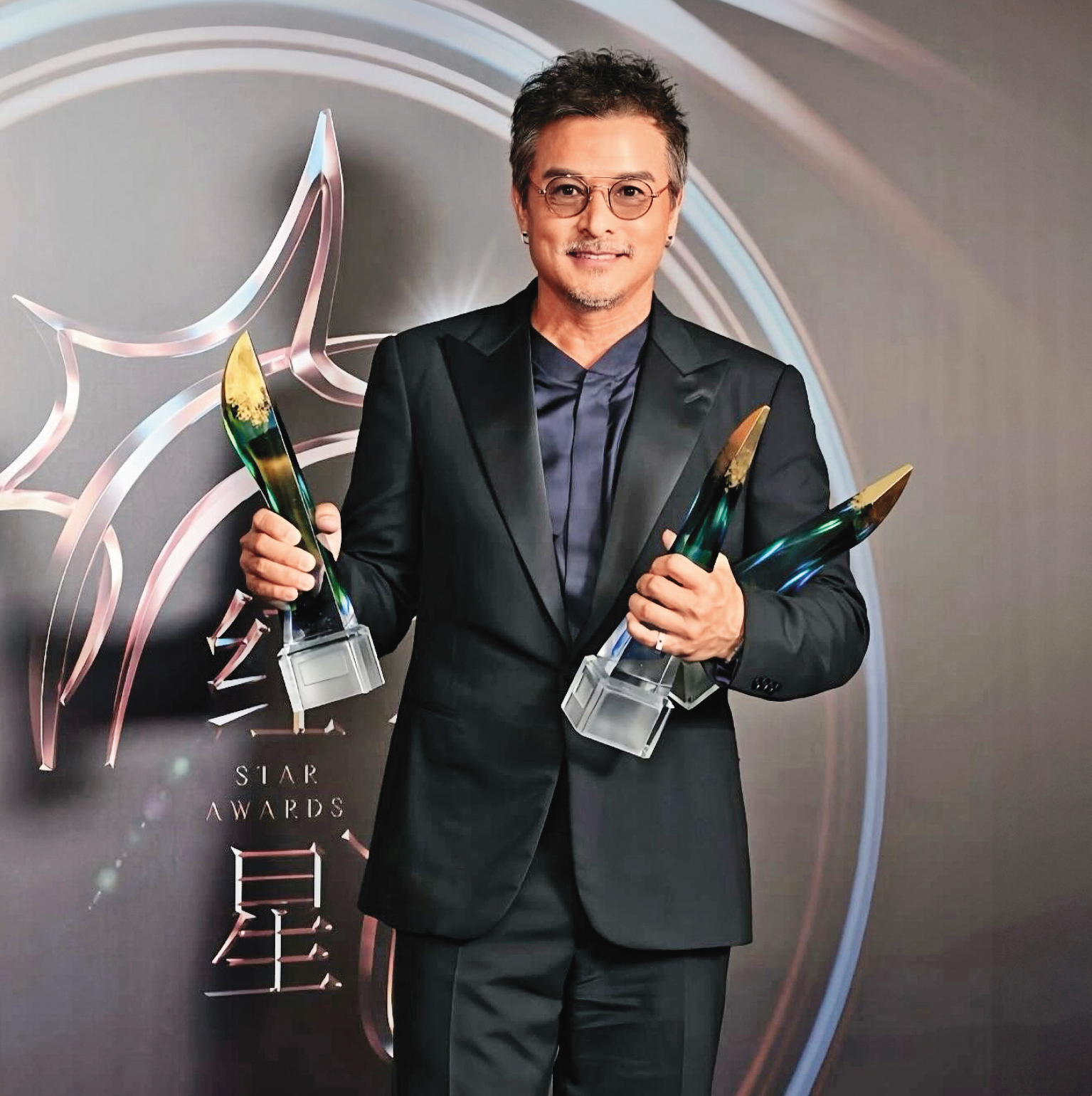 李銘順近日拿下新加坡紅星大獎綜藝主持人、戲劇最佳男主角及特別成就獎等3大獎項。（翻攝自李銘順IG）