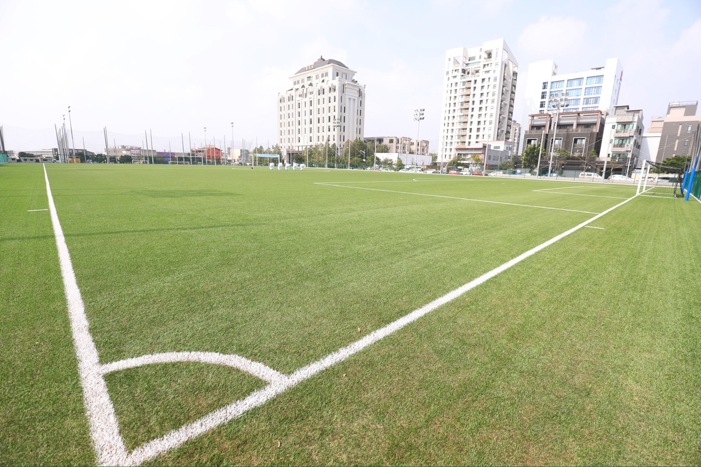 「西屯足球場」是台中第一座經FIFA國際認證且全台第一座採用天然軟木塞顆粒的無毒環保球場。（中市府提供）