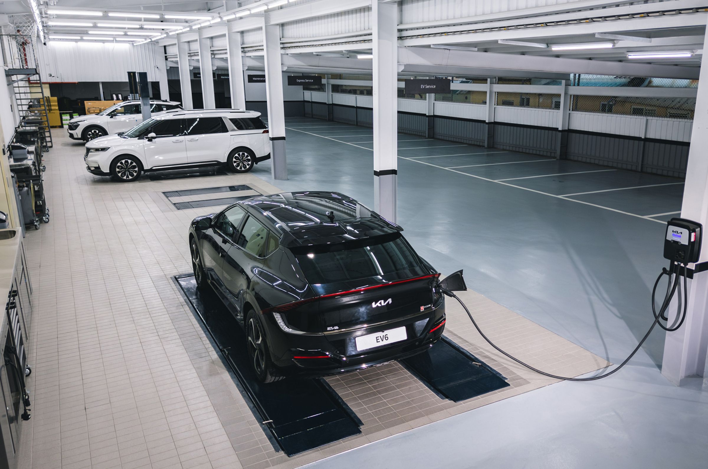 因應新能源車之產品布局,Kia高雄民族展示中心設置電動車專用工位提供電動車維修保養。