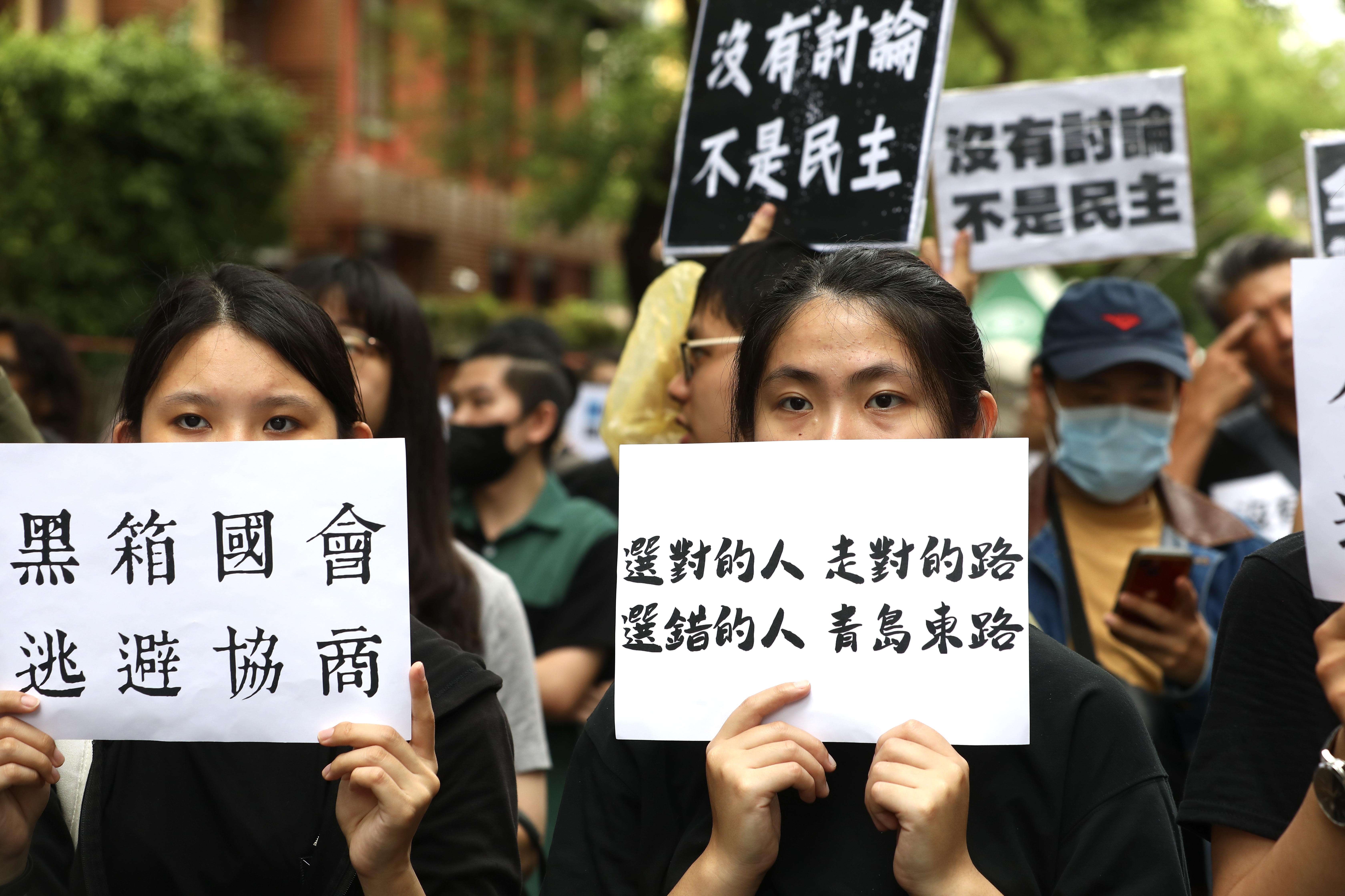 立法院外青島東路上從白天就聚集大批抗議民眾,高呼口號「沒有討論,不是民主」「我藐視現在的國會」。