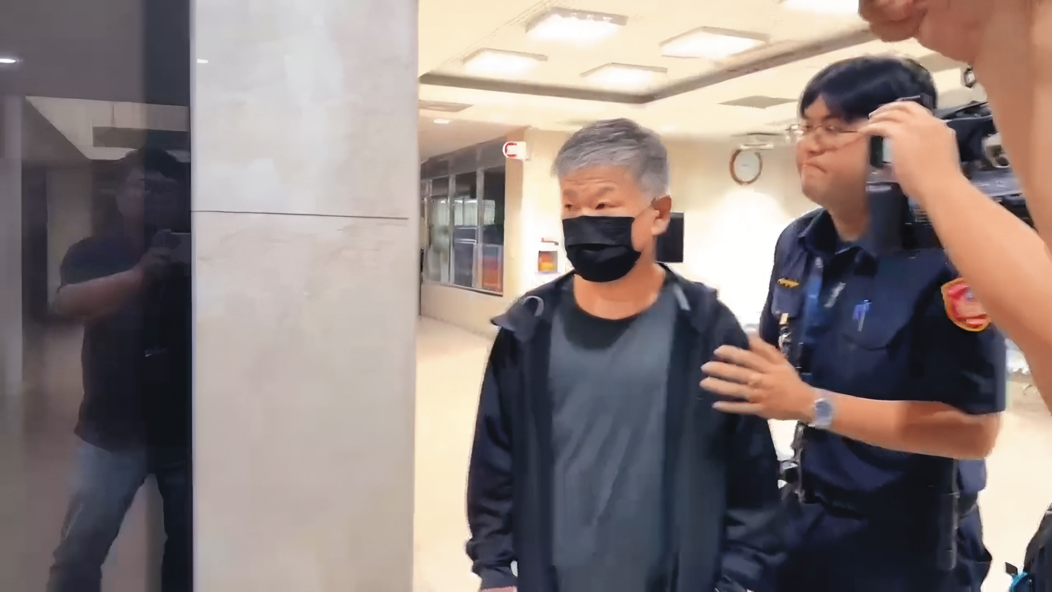 泰山實業董事長劉偉龍（左）涉內線交易案，上月50萬元交保。（鏡新聞提供）