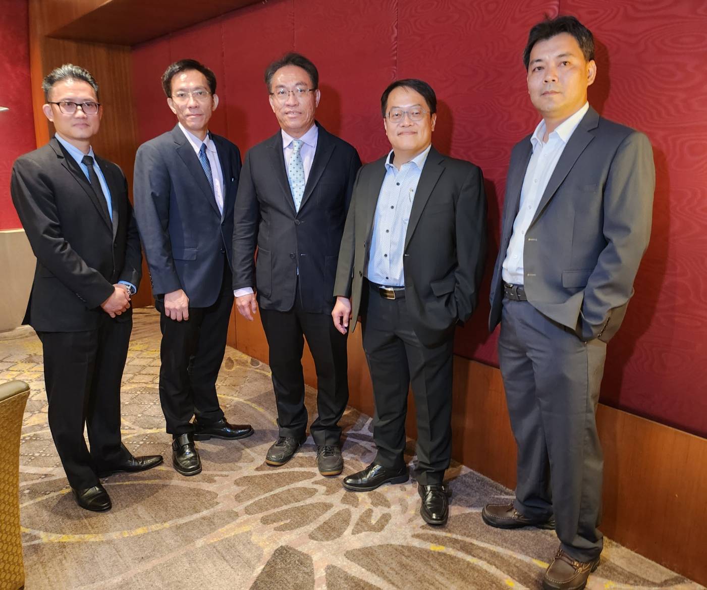 上曜集團董事長張祐銘（中）27日率集團下上曜建設開發（股號1316）、斐成開發科技總經理曾鵬光（左）、世紀民生總經理張碩文（左二）、永捷創新科技總經理黃南豪（右二）、信立化工化工總經理鄭毓棠（右）、世紀民生科技（股號5314）四家公司，出席IR Trust與凱基證券舉辦之「2024全球探索景氣新投資亮點主題式論壇」。