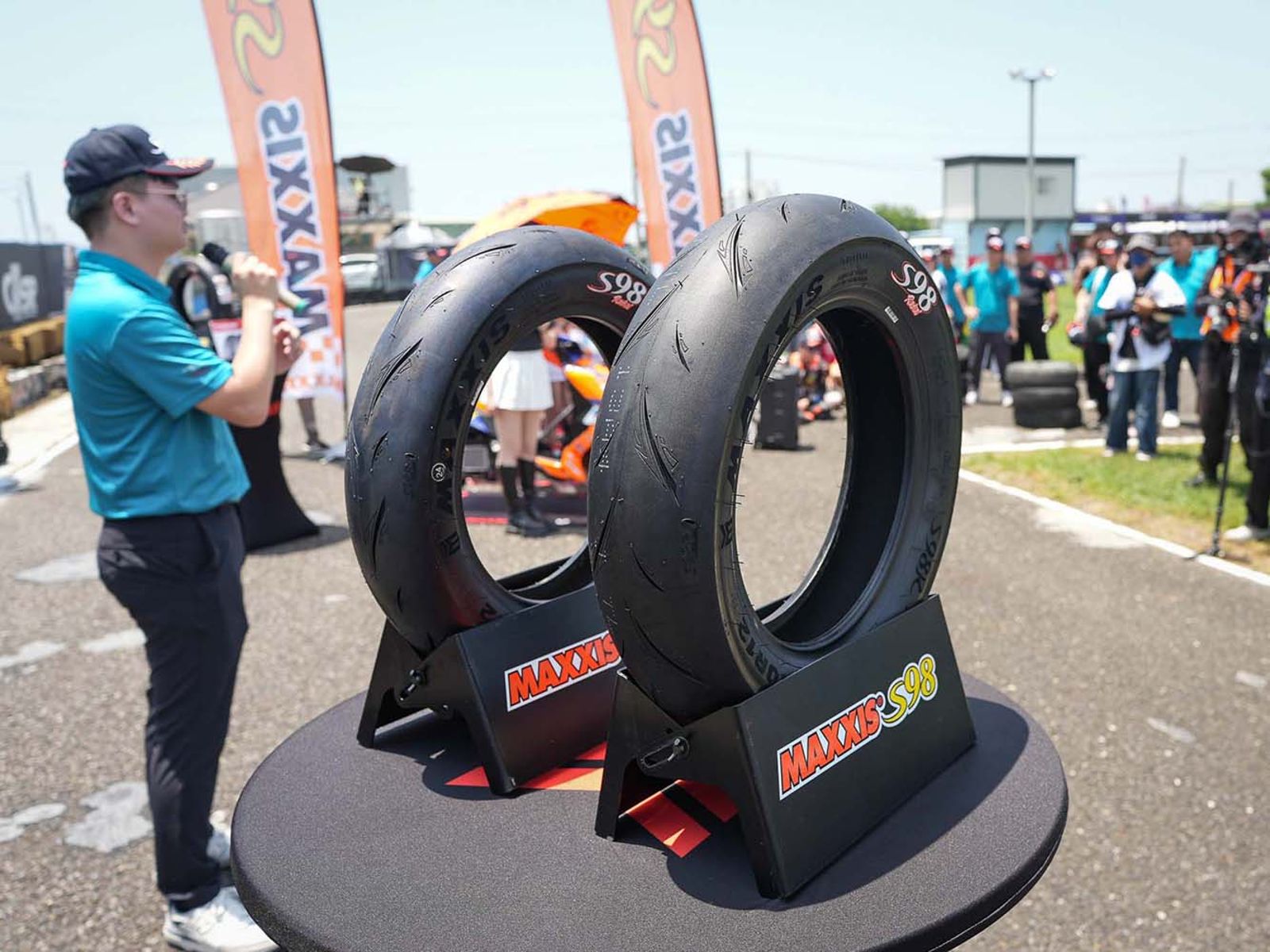 S98R Radial 透過全新膠料配方縮短熱胎時間,快速進入最佳工作溫度。