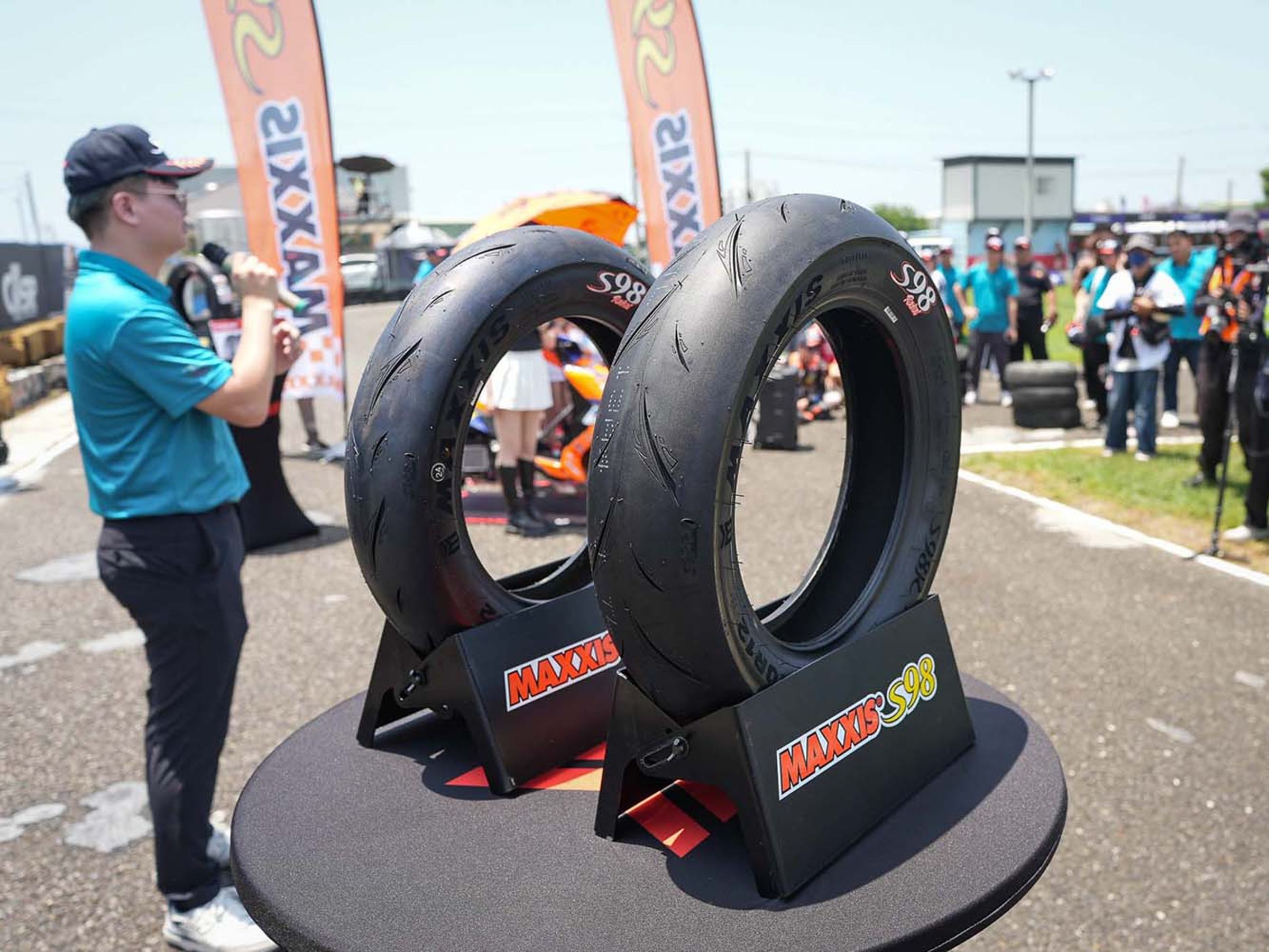 S98R Radial 透過全新膠料配方縮短熱胎時間，快速進入最佳工作溫度。