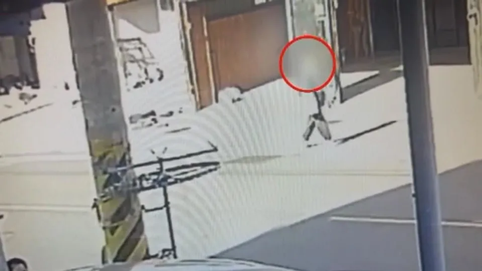 案發地為彰化芳苑鄉一棟民宅，母親倒臥樓梯間血泊中身亡，案發後周女神色慌張離開家門。案發前一天周女也曾在街頭胡言亂語，舉止異常引鄰居側目。（翻攝畫面）