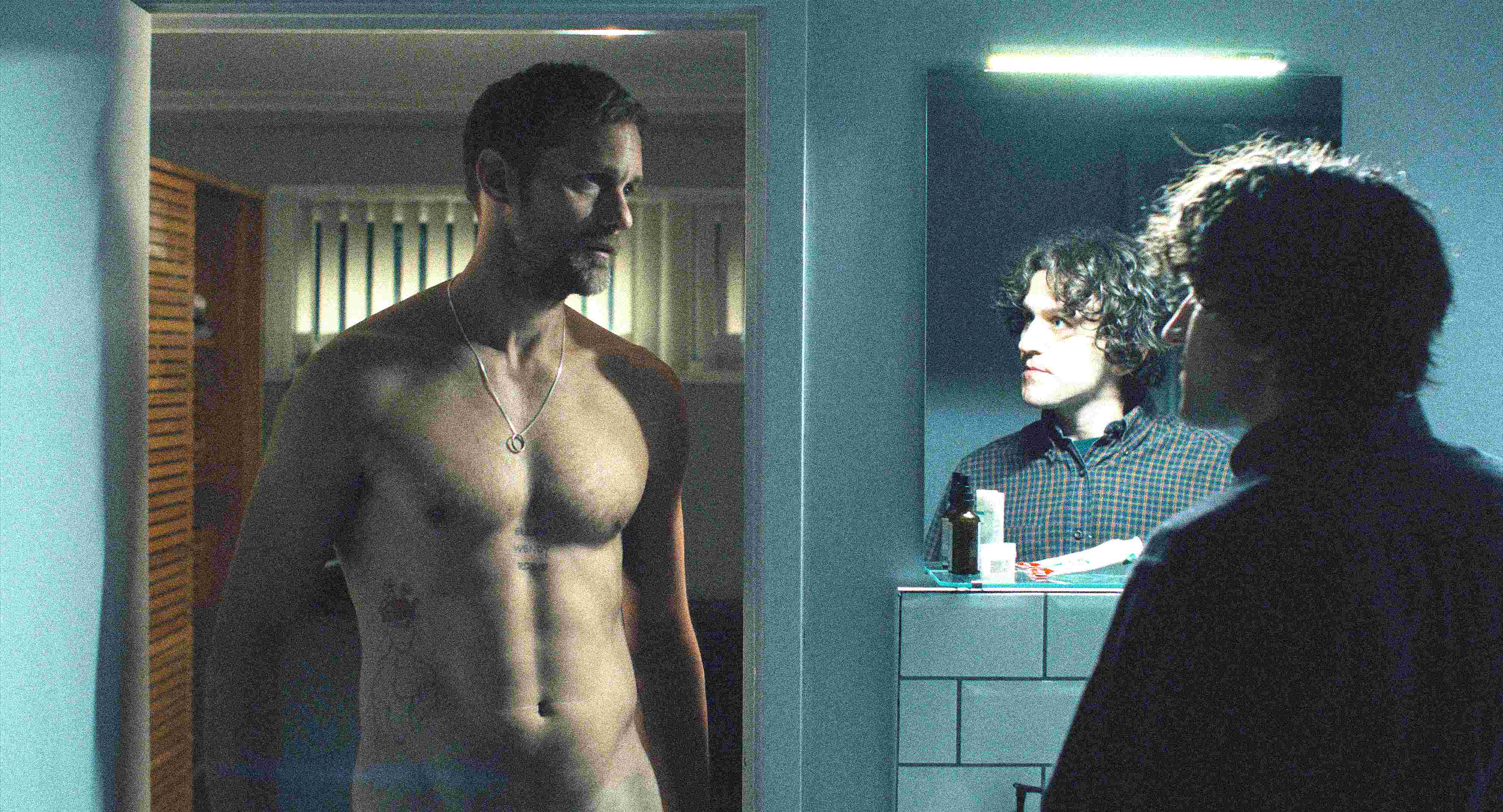 史柯斯嘉大膽裸露，性感魅力無極限，坦承與「後座隊友」梅林的親密戲非常輕鬆自然。（海鵬提供）