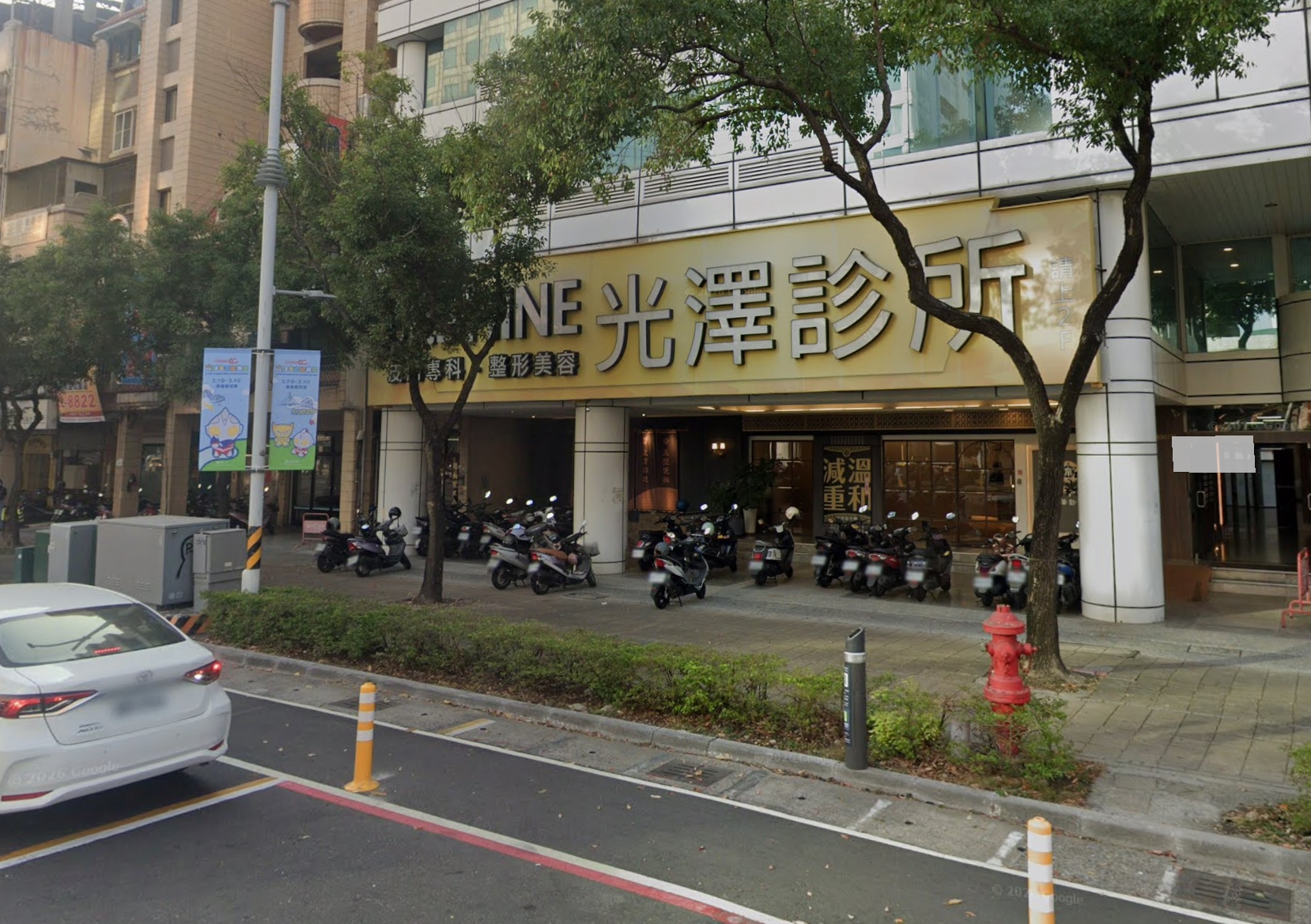 連鎖醫美光澤診所多間分店也爆出針孔偷拍，高雄博愛店也被搜索出，多位患者隱私部位被拍攝的畫面。（翻攝自Google Maps）