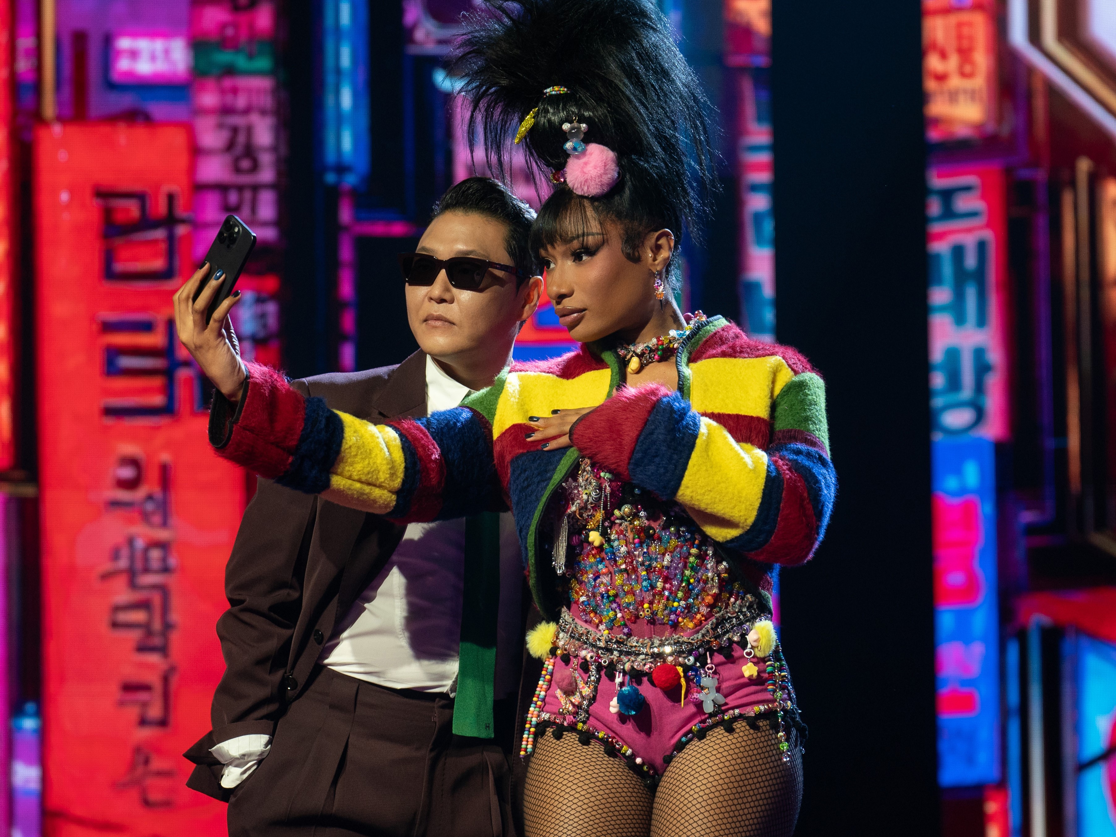 「江南大叔」PSY（左）與饒舌女王梅根尤物（右）將合體主持音樂競賽節目《KPOPPED》，挑戰把西方流行音樂與韓國流行偶像同台演出。（Apple TV+提供）