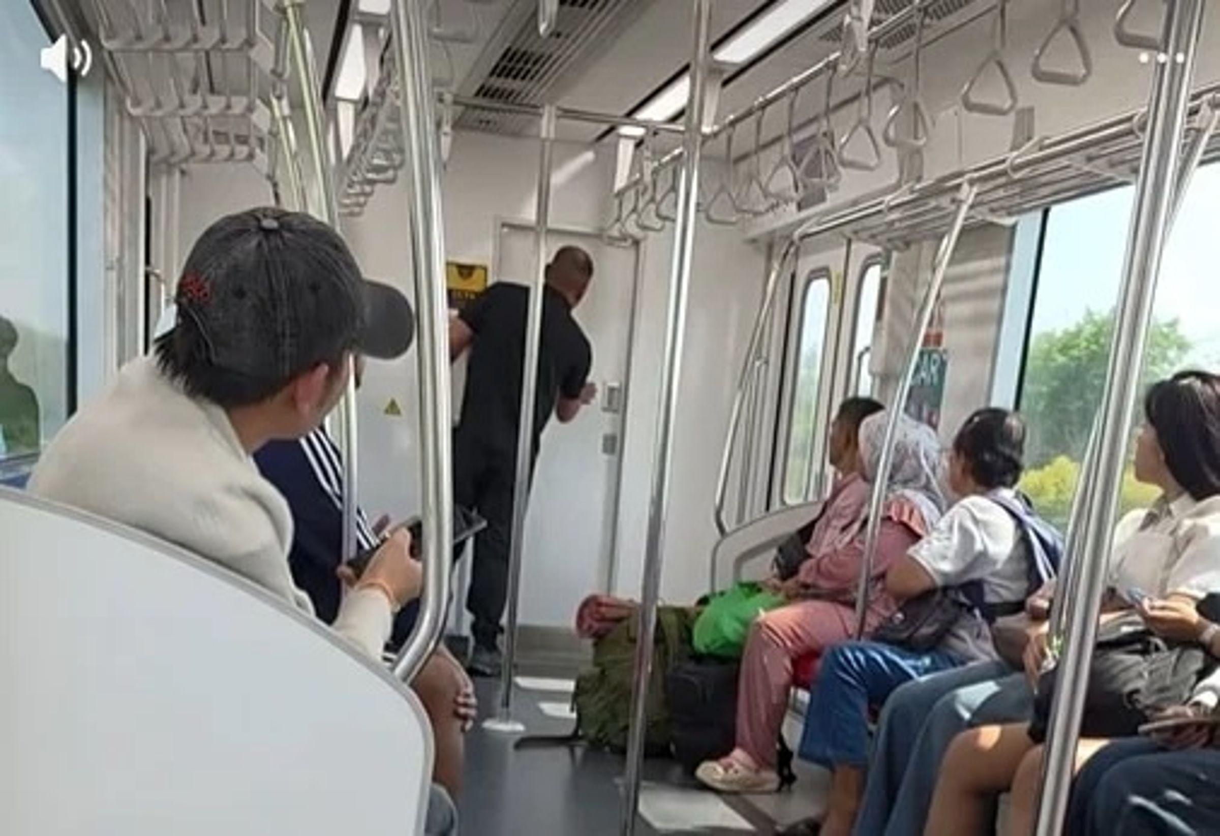 該名駕駛員疑似因私人生活問題面臨極大的心理壓力,才在封閉的駕駛室內放聲尖叫。(翻攝自@wandee_2947 tiktok)