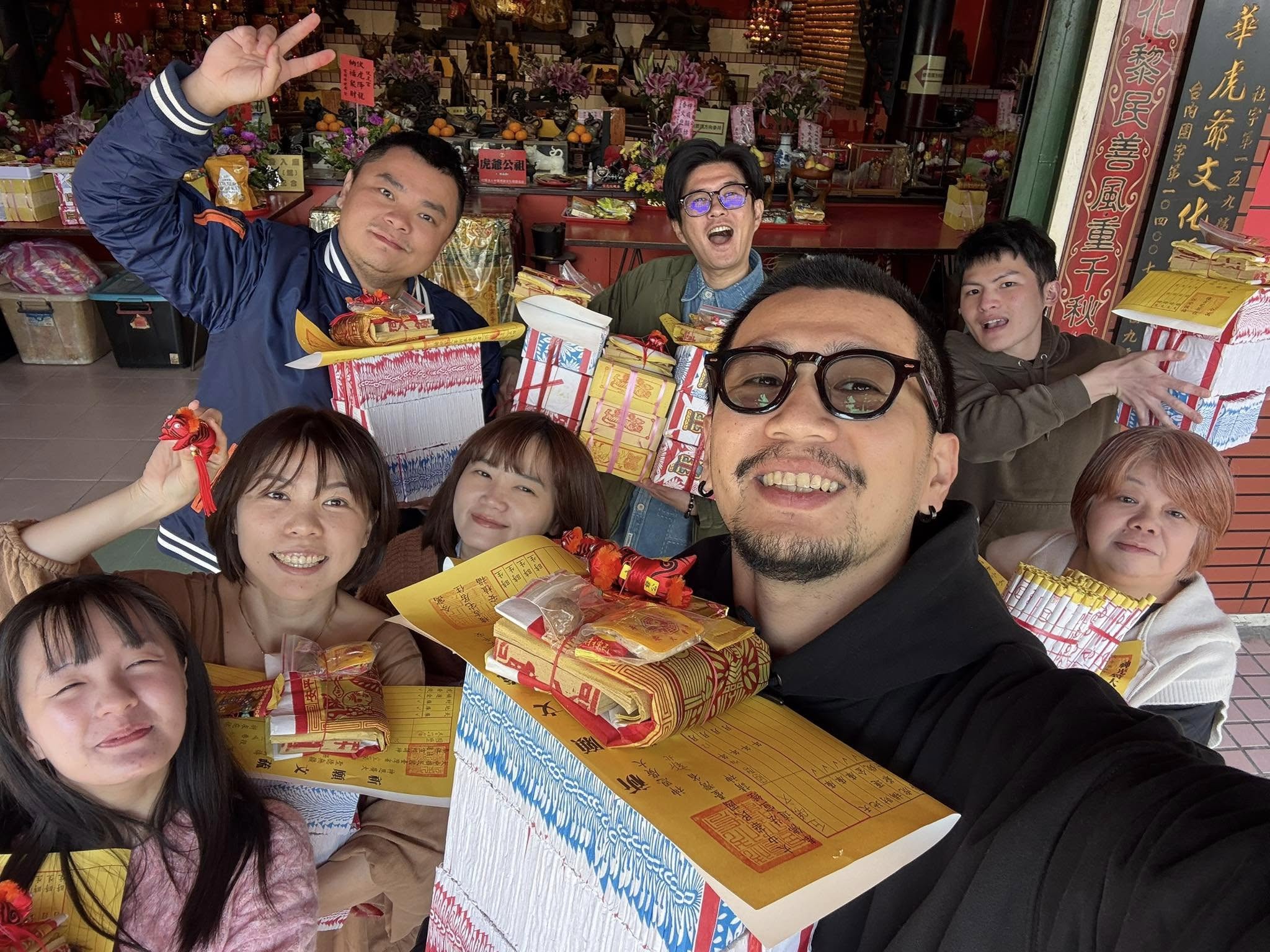 顏永烈帶《鬧著玩》團隊現身石碇虎爺公廟。（翻攝自臉書）