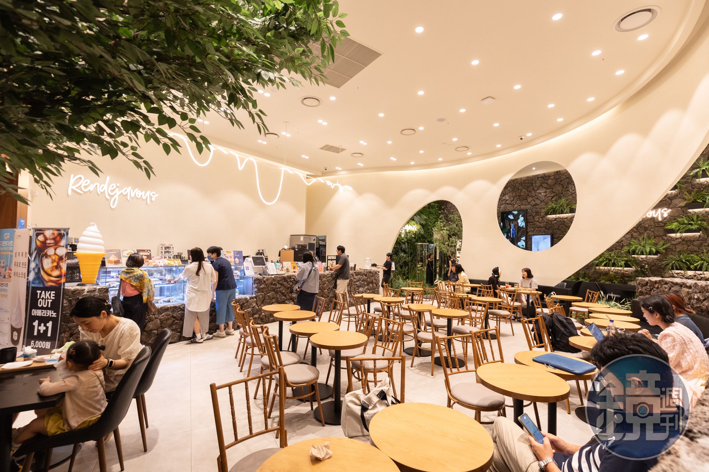 「I AM RENDEJAVOUS」是一間販售天然植物系保養品與咖啡美學的複合空間。